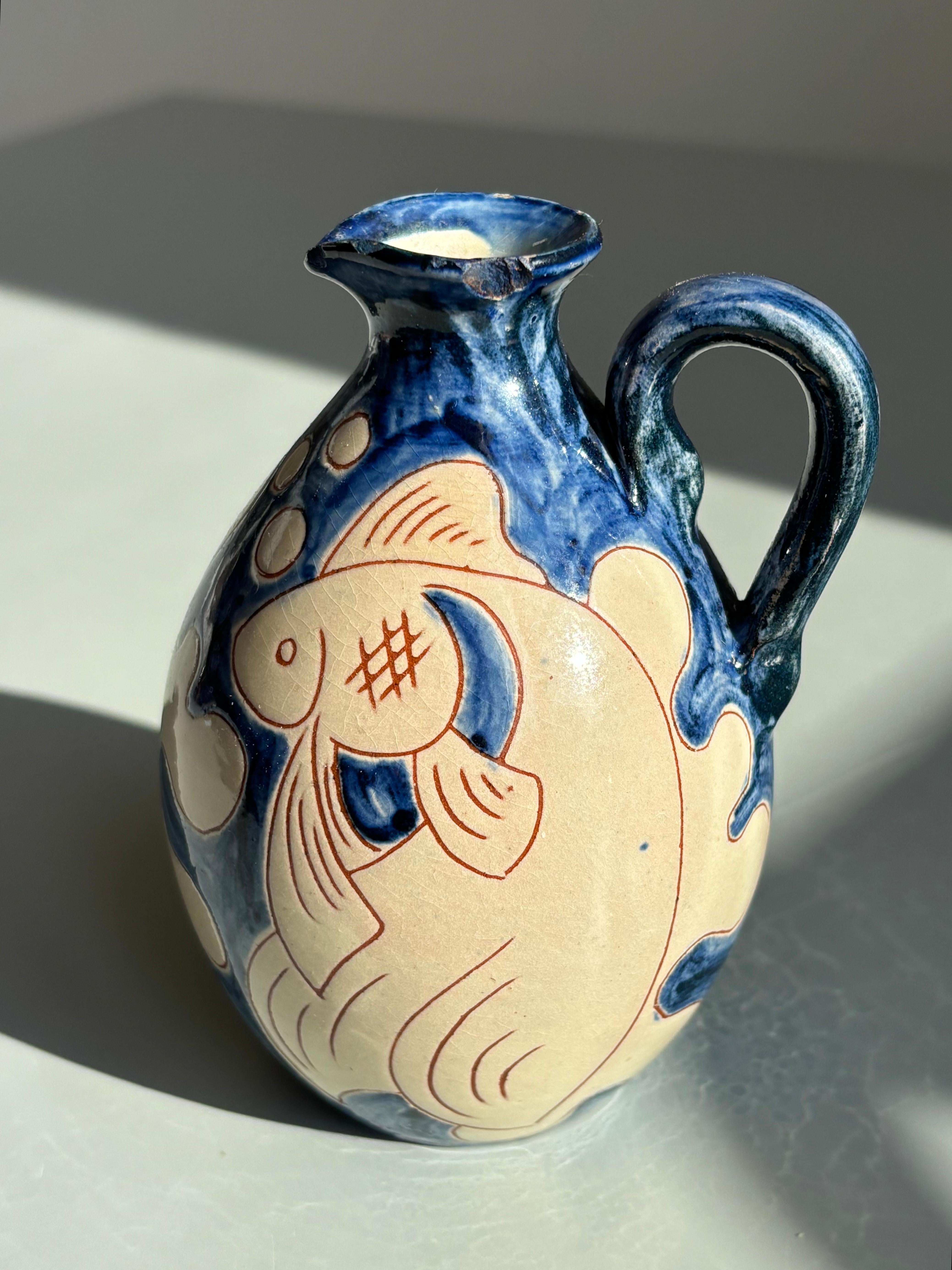 Piccolo vaso a bottiglia in ceramica blu con pesce color crema, anni '60 in vendita 2