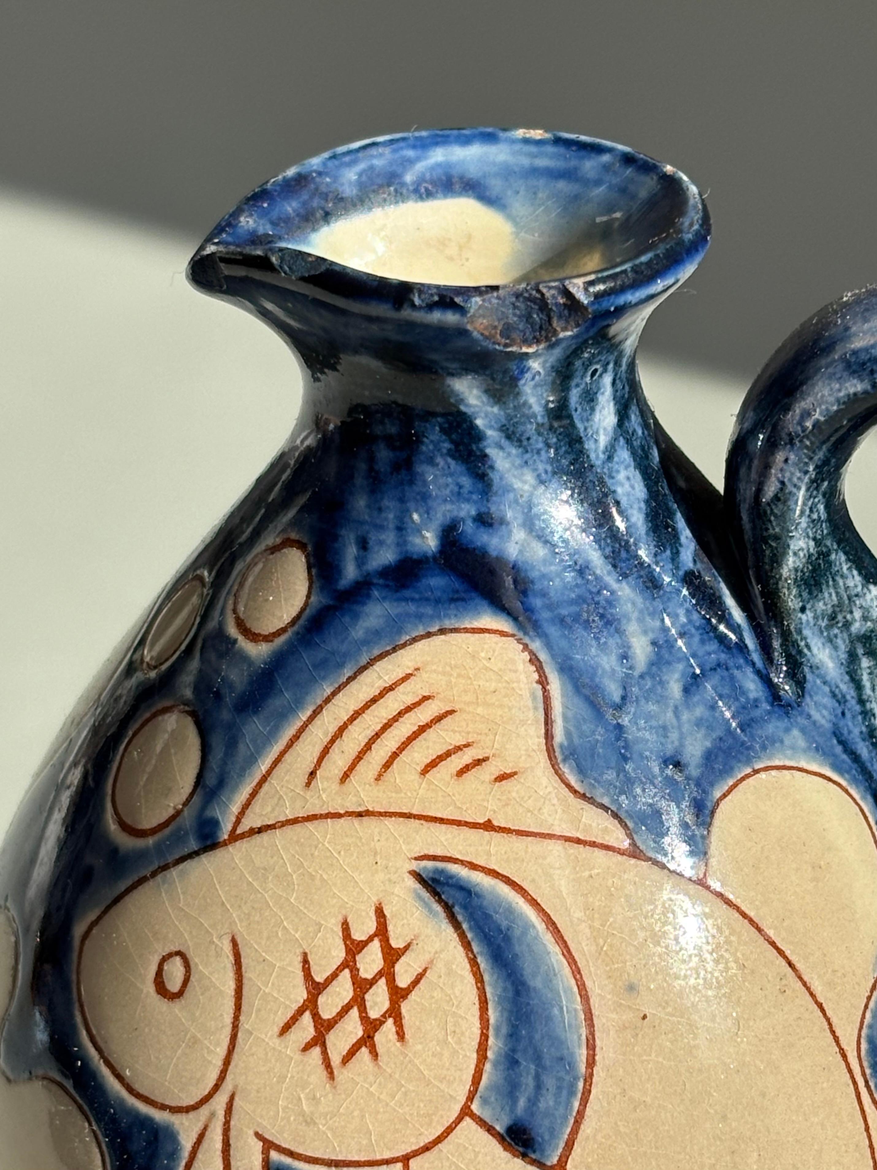 Piccolo vaso a bottiglia in ceramica blu con pesce color crema, anni '60 in vendita 3