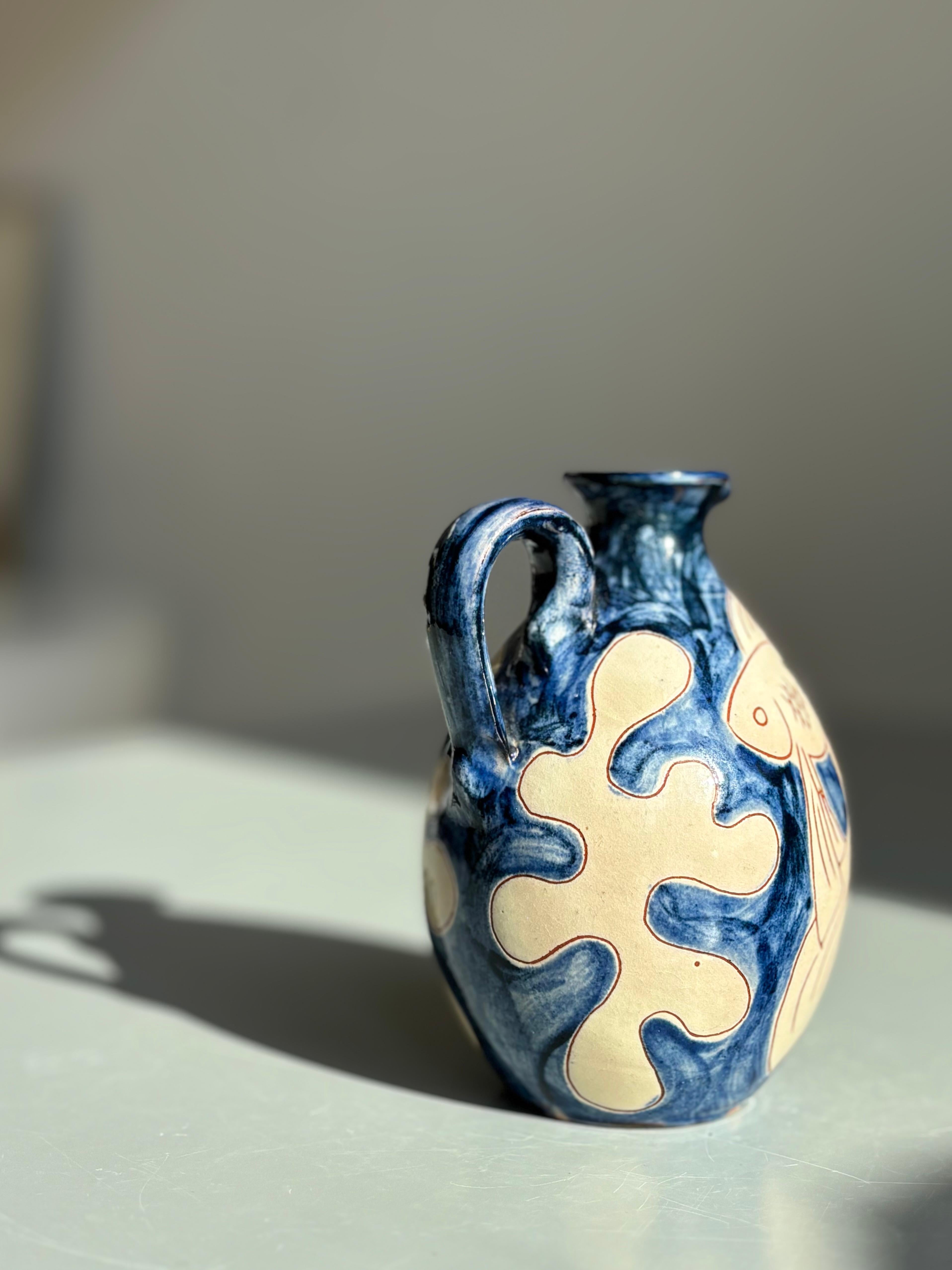 Mid-Century moderno Piccolo vaso a bottiglia in ceramica blu con pesce color crema, anni '60 in vendita
