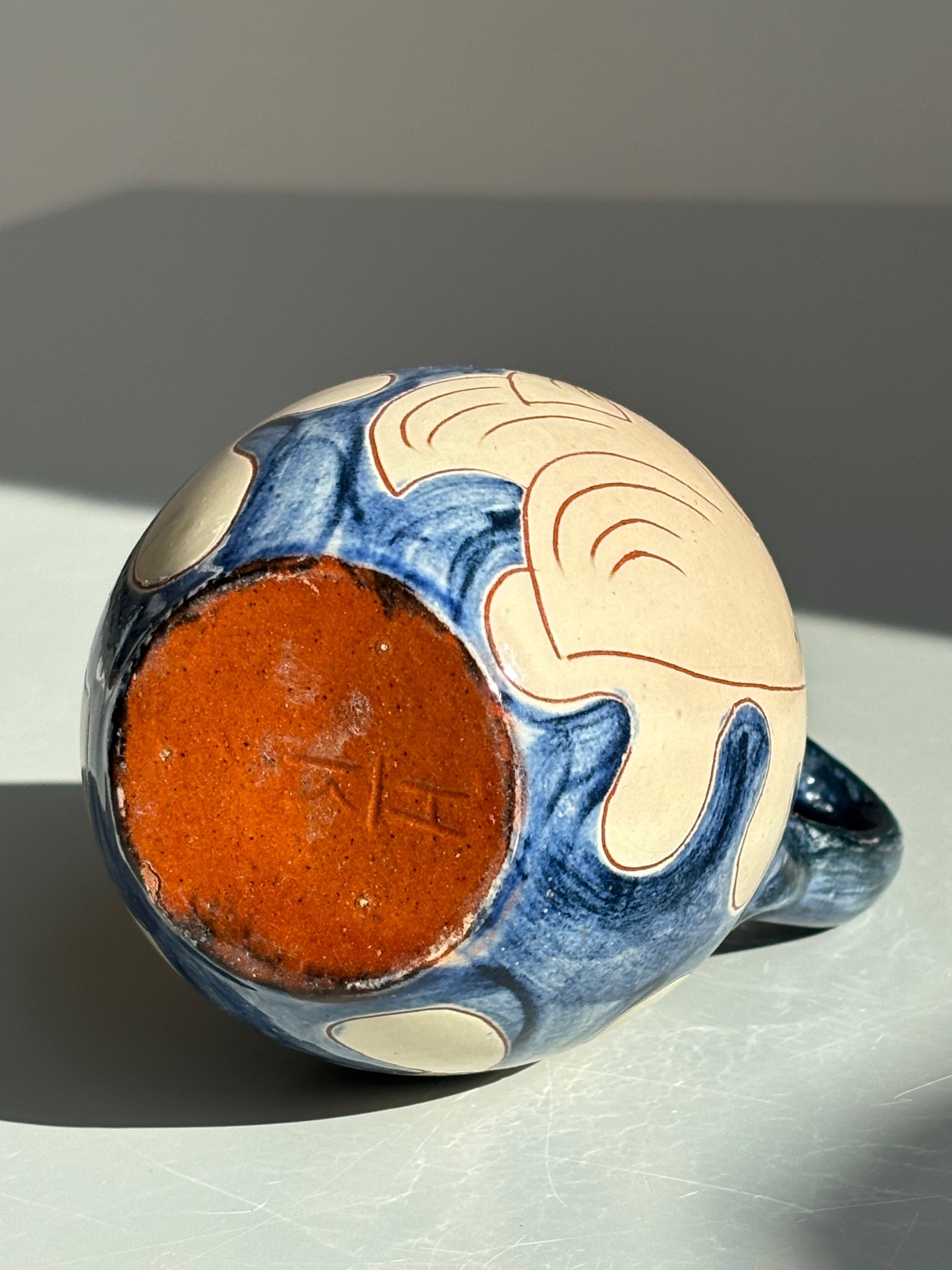 Danese Piccolo vaso a bottiglia in ceramica blu con pesce color crema, anni '60 in vendita