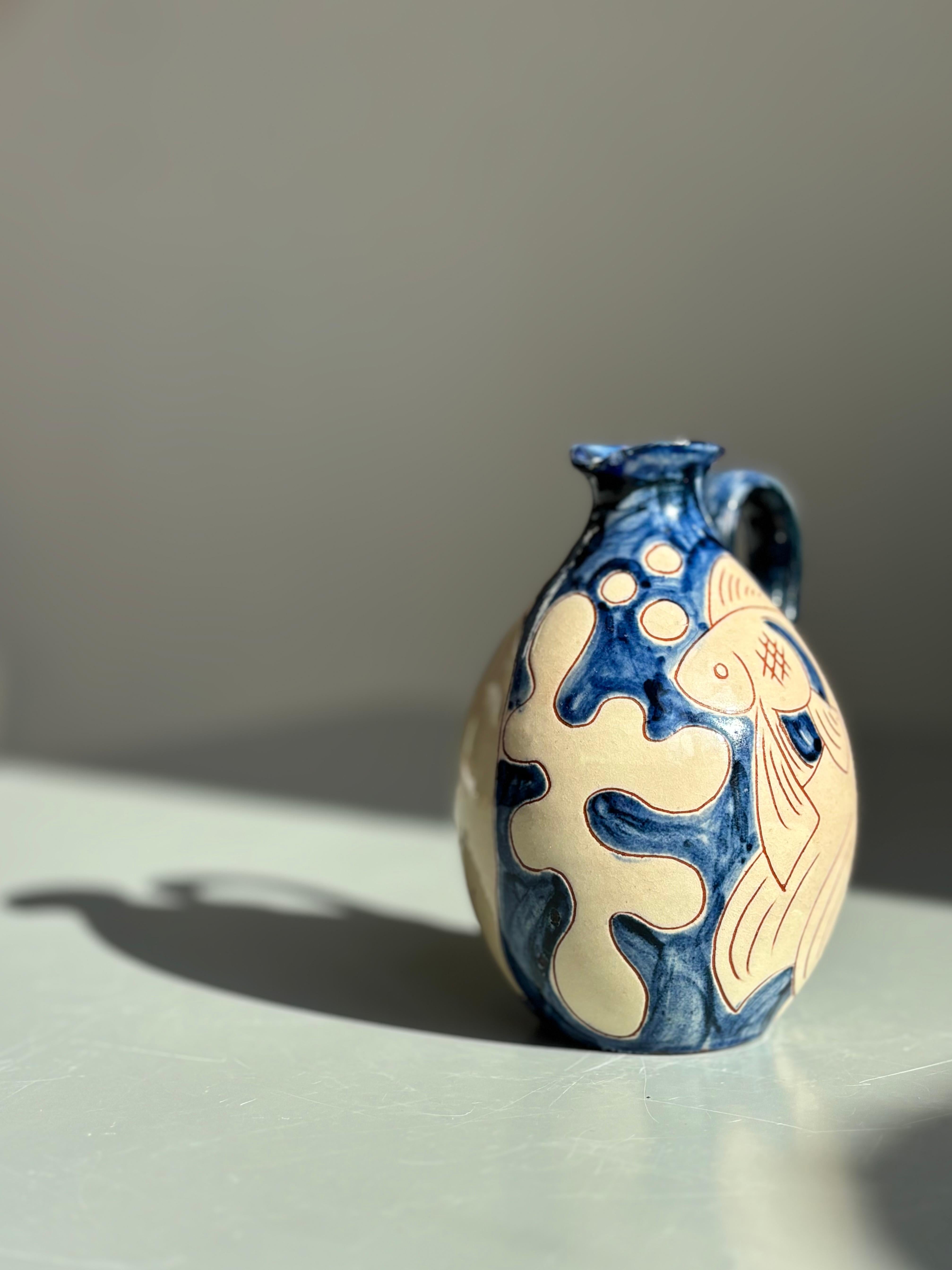 Smaltato Piccolo vaso a bottiglia in ceramica blu con pesce color crema, anni '60 in vendita