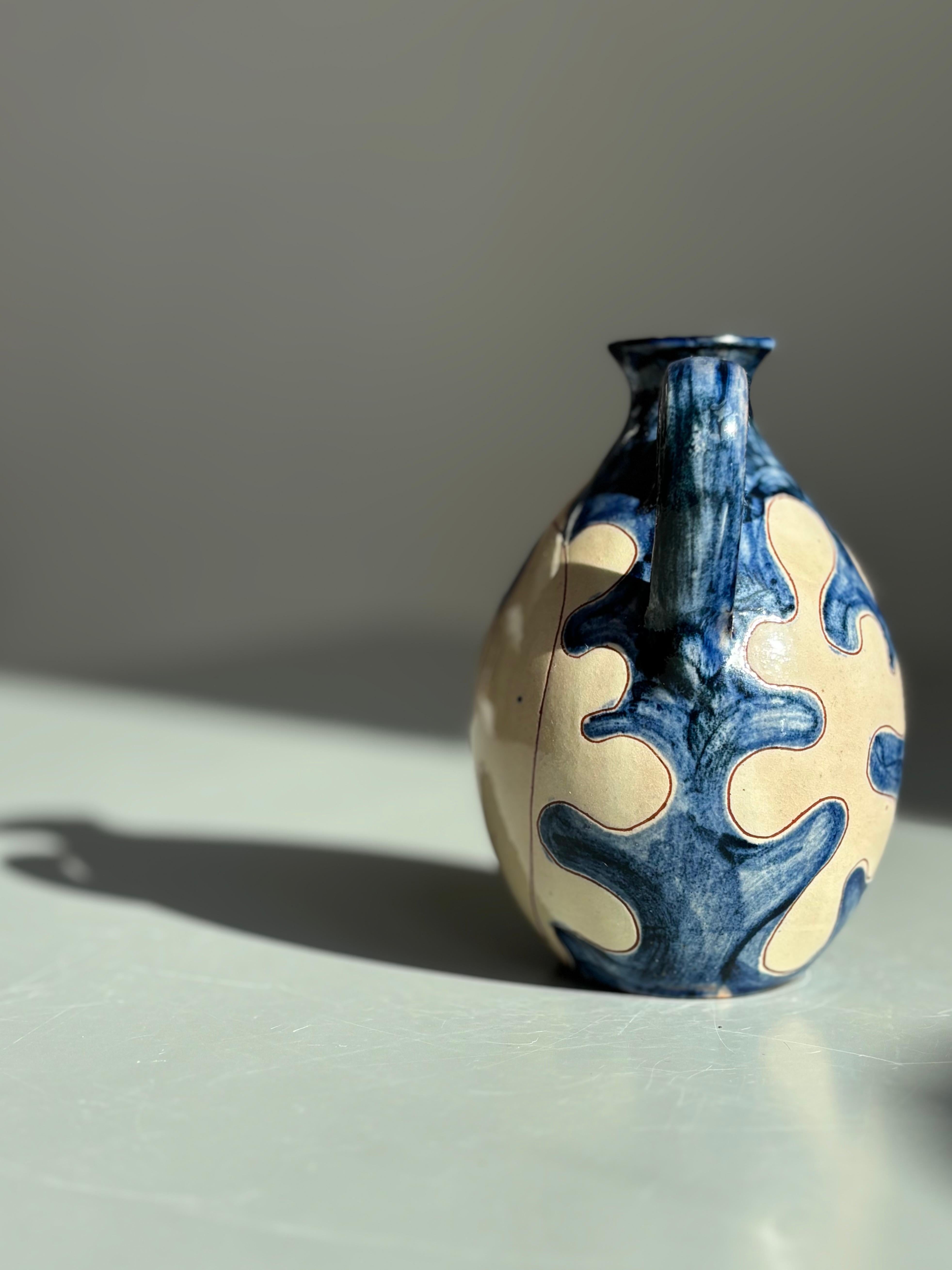 Piccolo vaso a bottiglia in ceramica blu con pesce color crema, anni '60 In condizioni buone in vendita a Copenhagen, DK