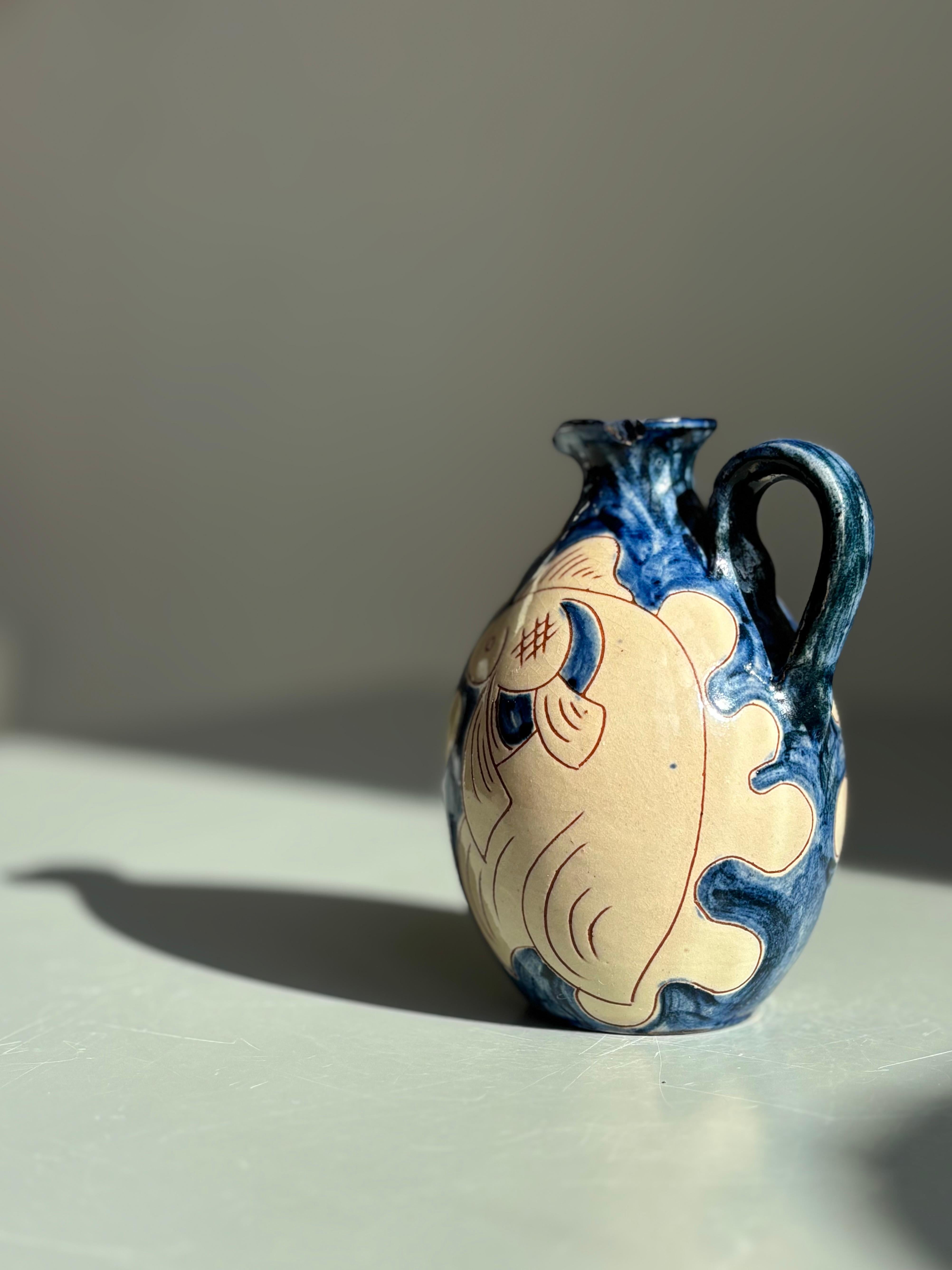 XX secolo Piccolo vaso a bottiglia in ceramica blu con pesce color crema, anni '60 in vendita