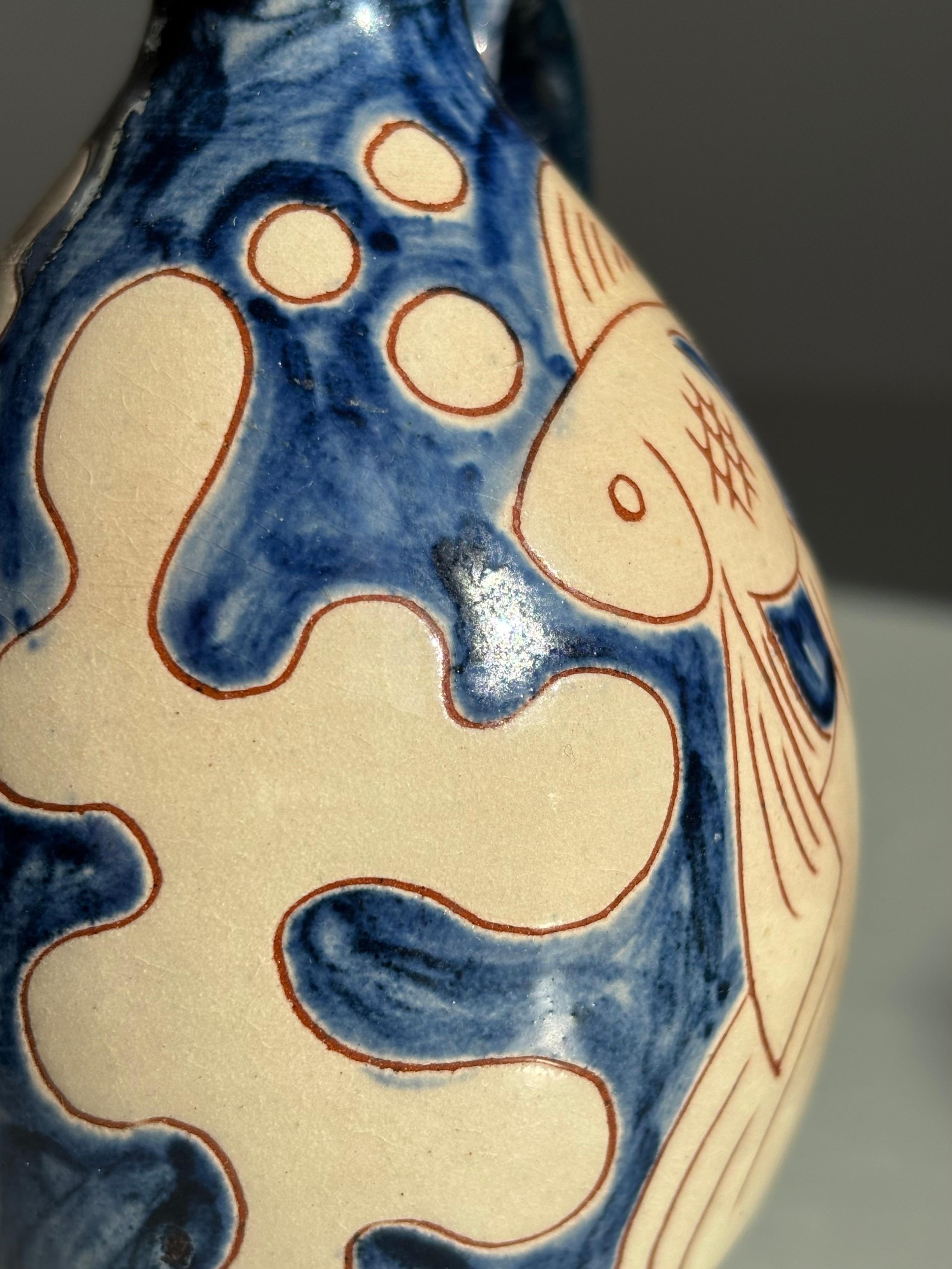 Ceramica Piccolo vaso a bottiglia in ceramica blu con pesce color crema, anni '60 in vendita