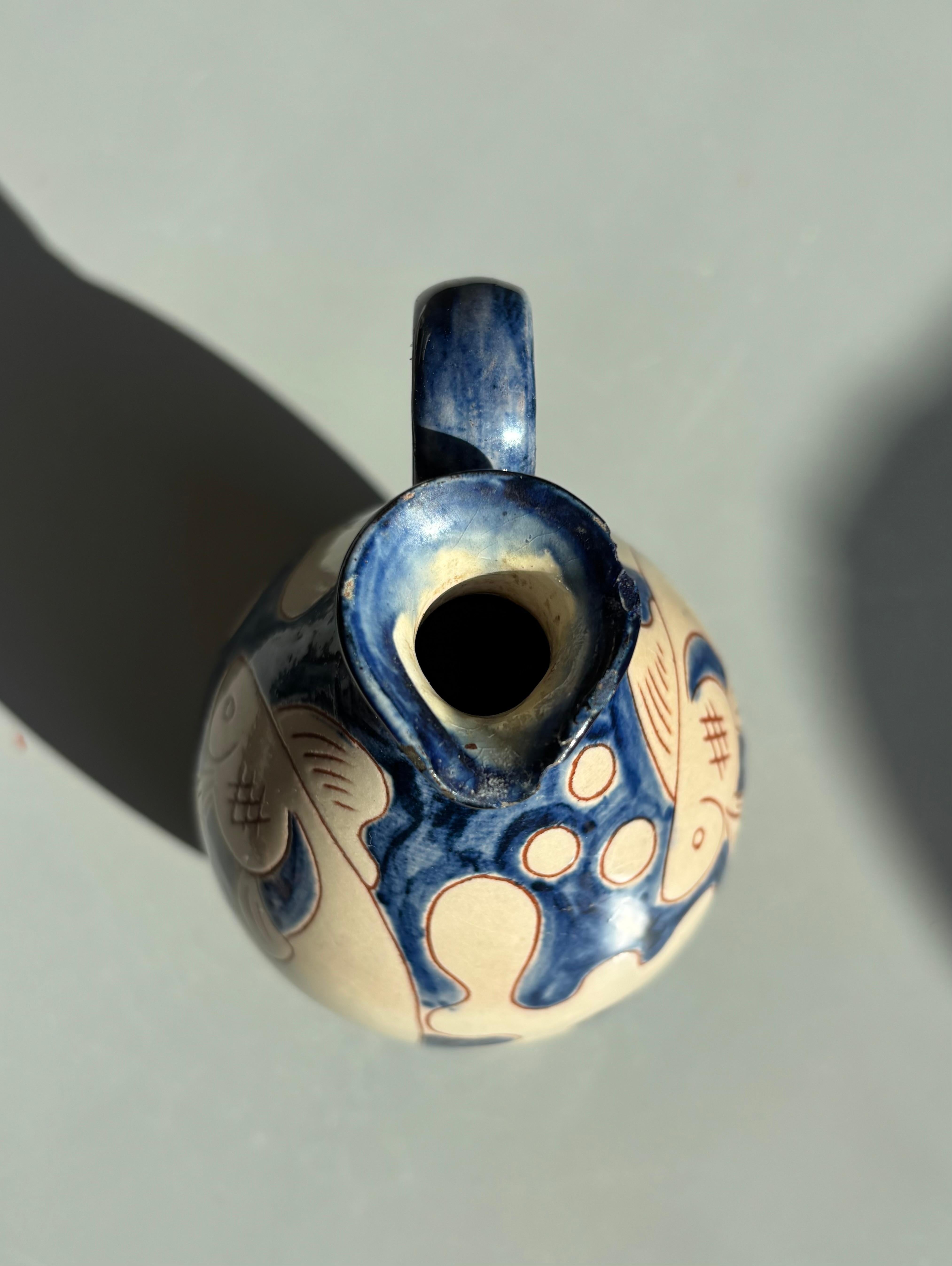 Piccolo vaso a bottiglia in ceramica blu con pesce color crema, anni '60 in vendita 1