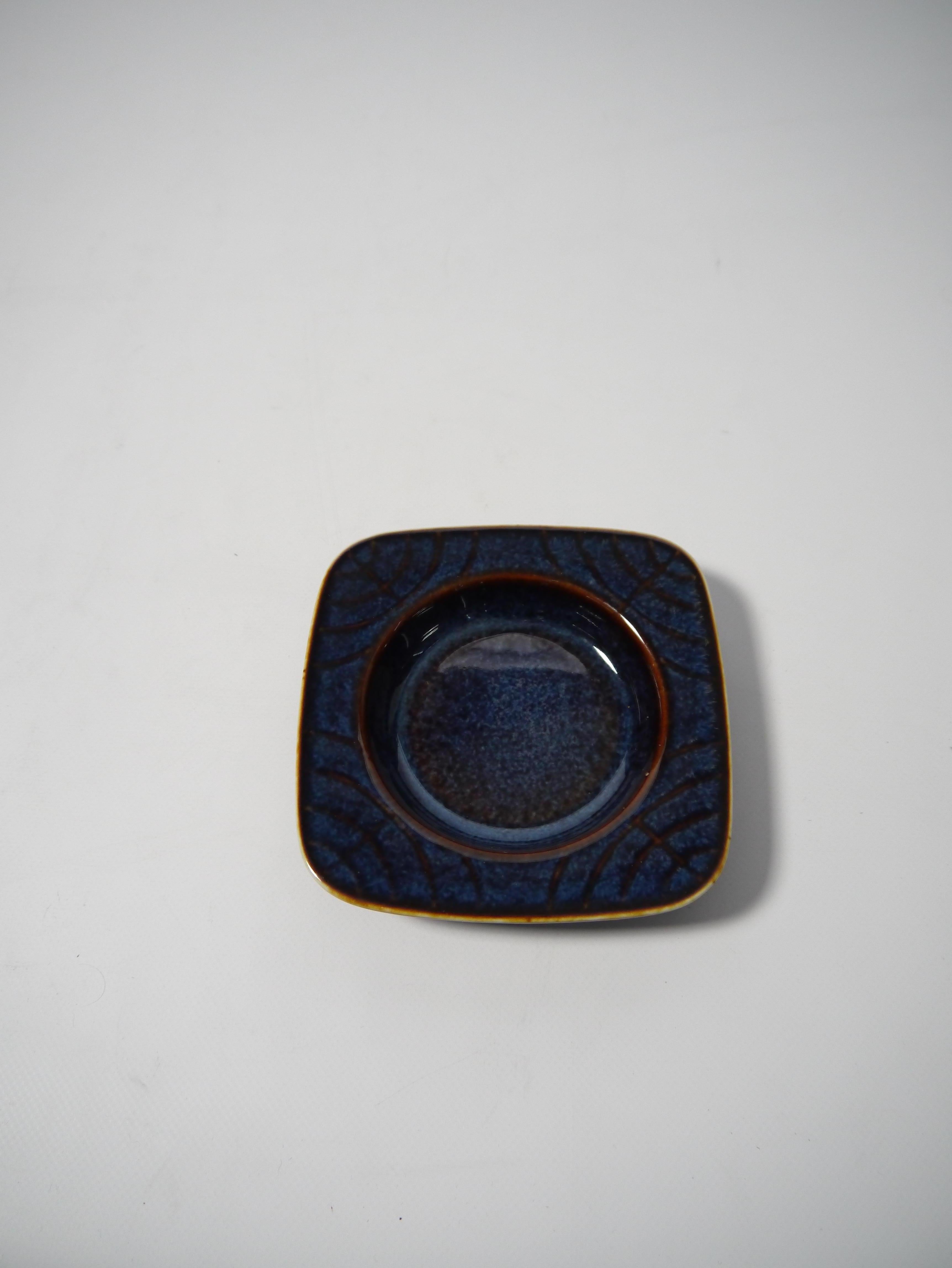 Piatto / posacenere quadrato smaltato blu con angoli arrotondati, disegnato da Carl-Harry Stålhane per Rörstrand, Svezia anni '60. Linee circolari sottili, smalto blu intenso. 