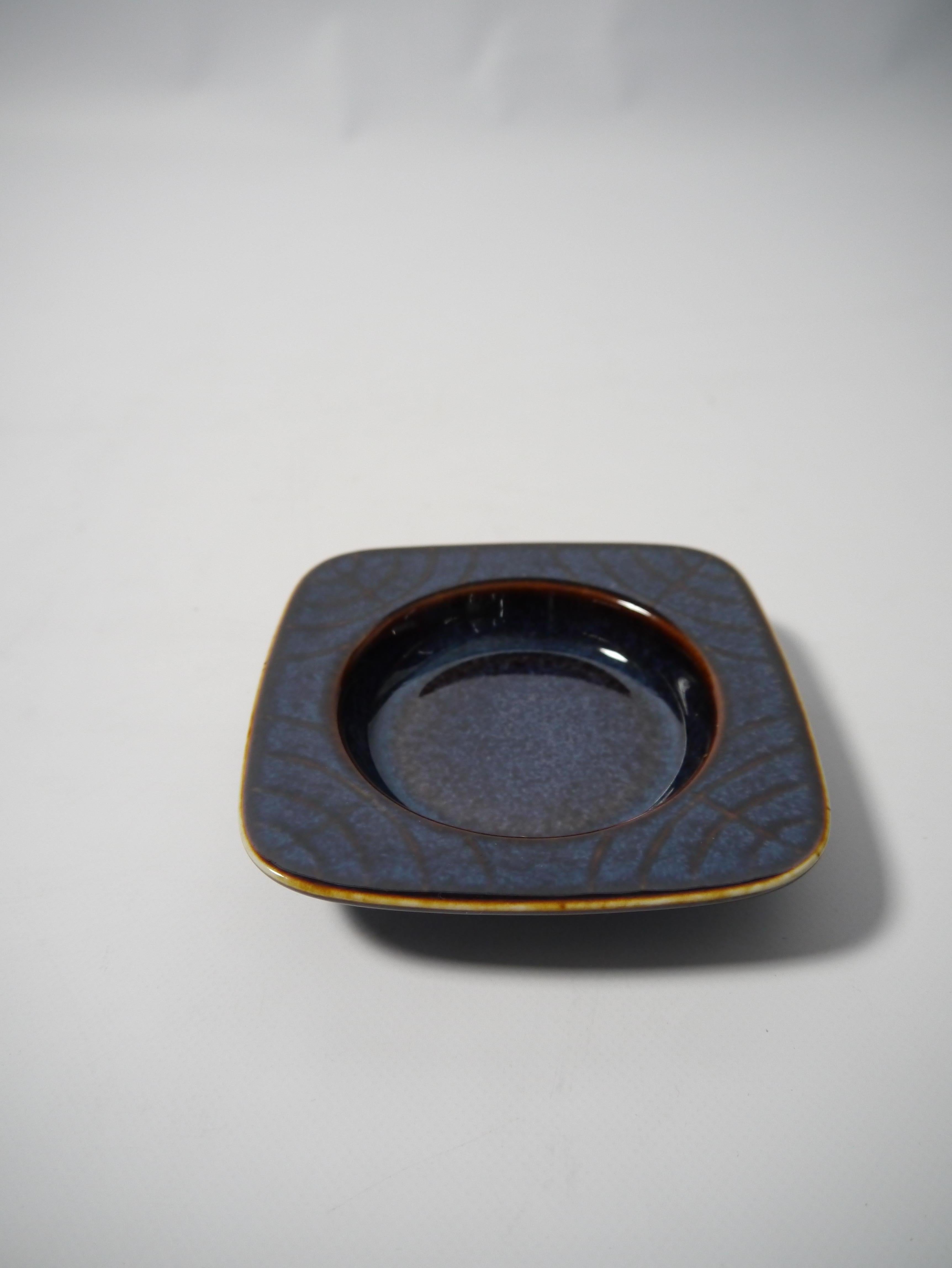 Scandinavo moderno Piccolo piatto / posacenere in ceramica blu di Carl-Harry Stålhane, Svezia, anni '60 in vendita