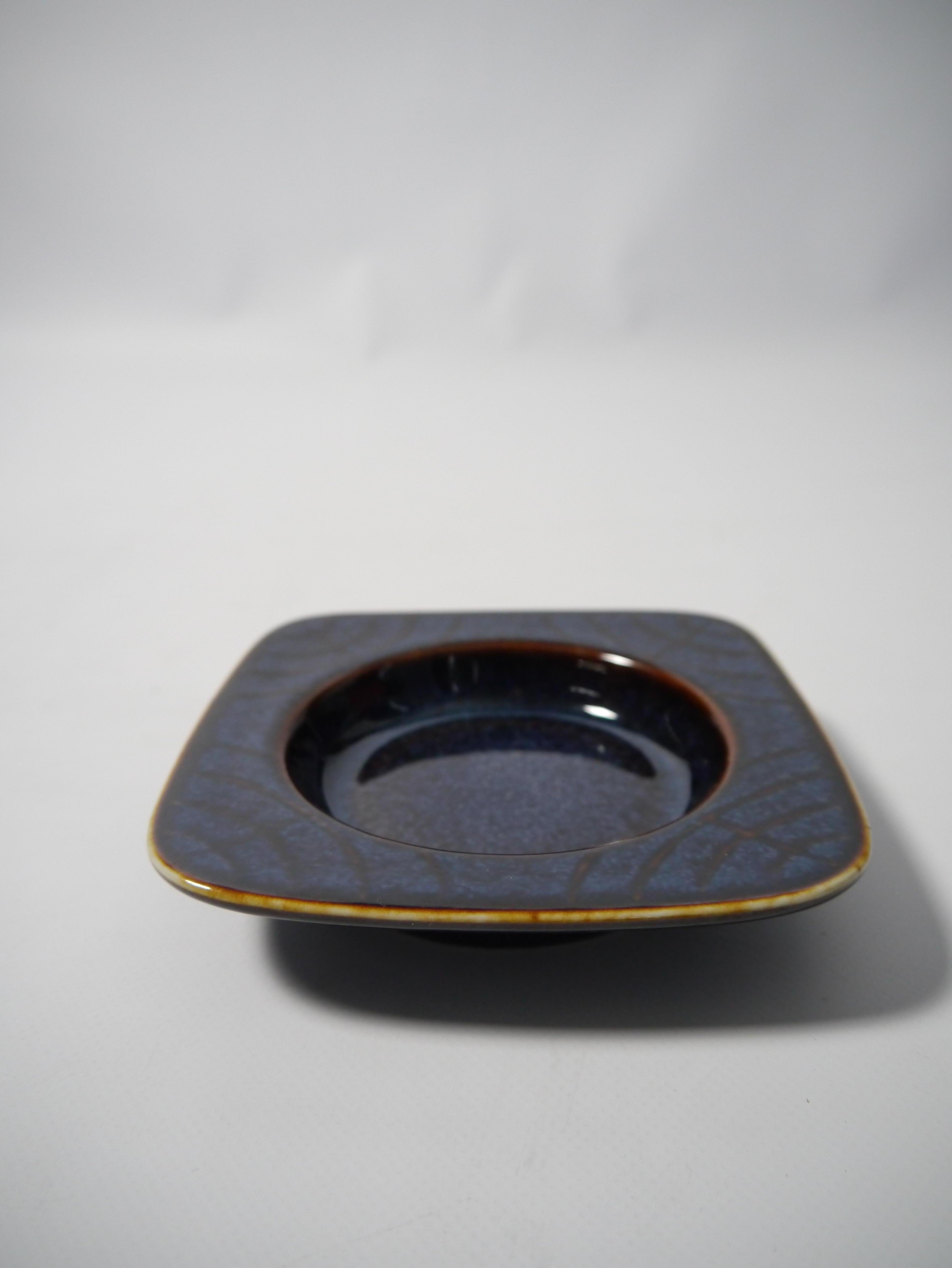 Svedese Piccolo piatto / posacenere in ceramica blu di Carl-Harry Stålhane, Svezia, anni '60 in vendita