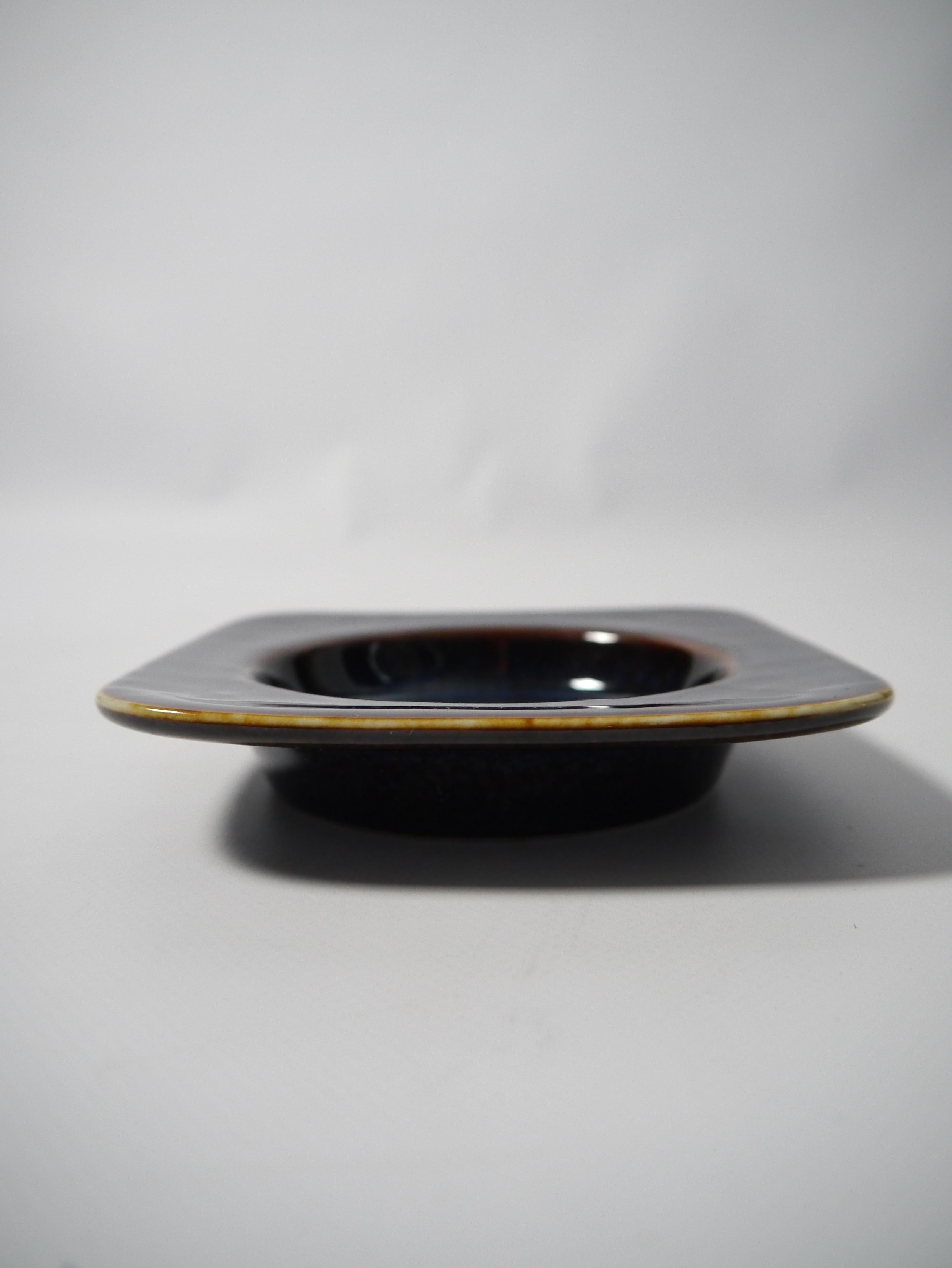 Smaltato Piccolo piatto / posacenere in ceramica blu di Carl-Harry Stålhane, Svezia, anni '60 in vendita