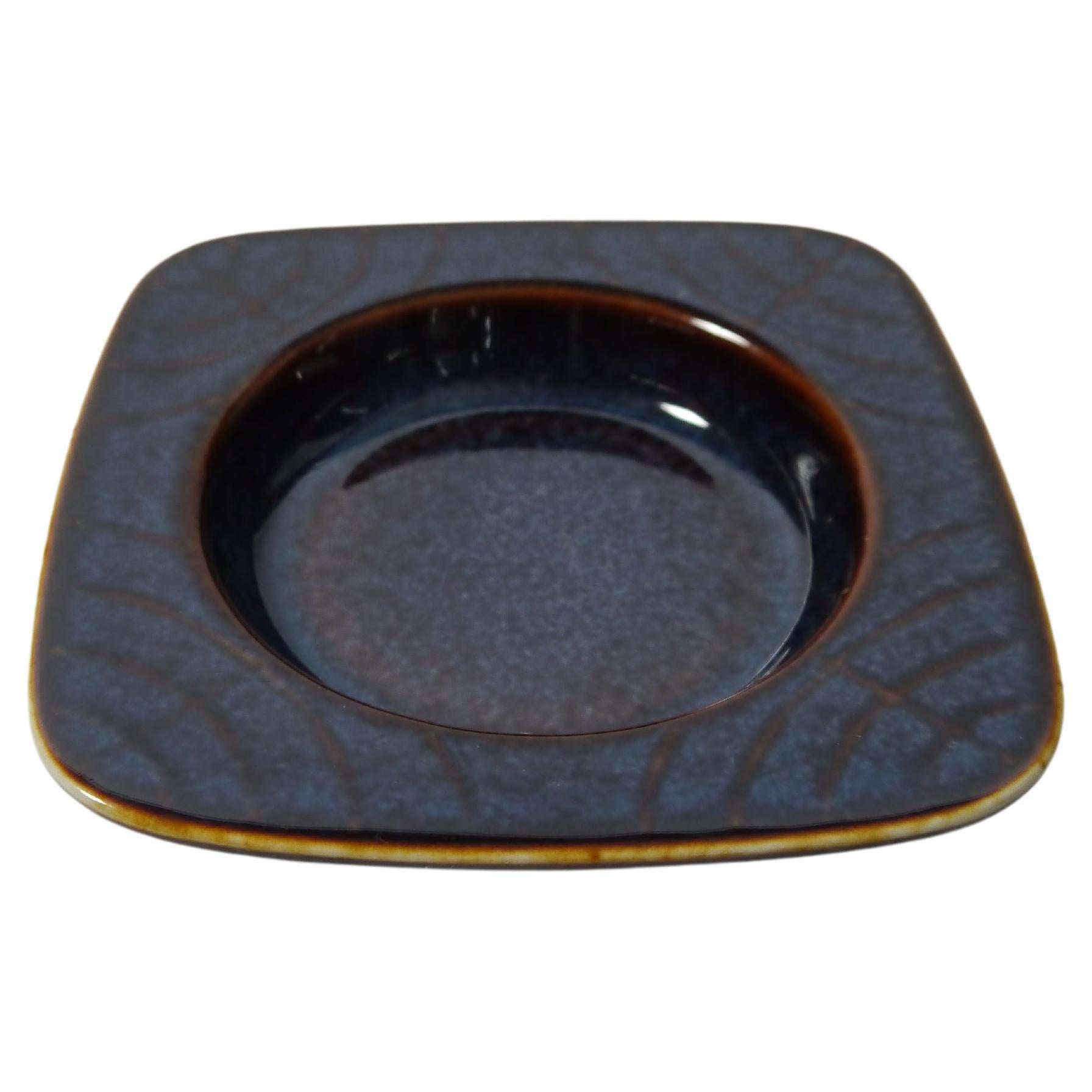 Piccolo piatto / posacenere in ceramica blu di Carl-Harry Stålhane, Svezia, anni '60 in vendita
