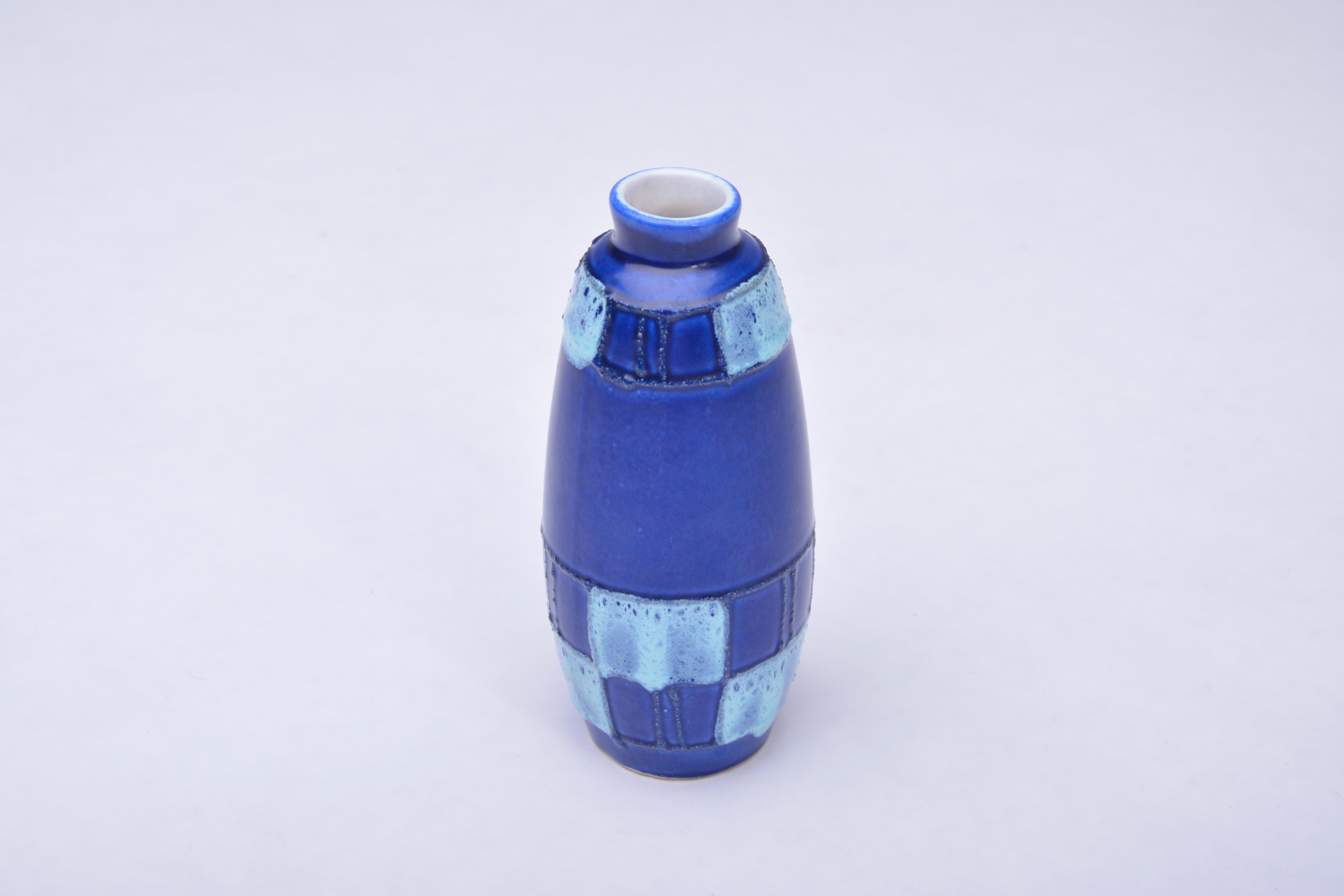Petit vase en céramique produit par le fabricant est-allemand Strehla Keramik dans les années 1950.
