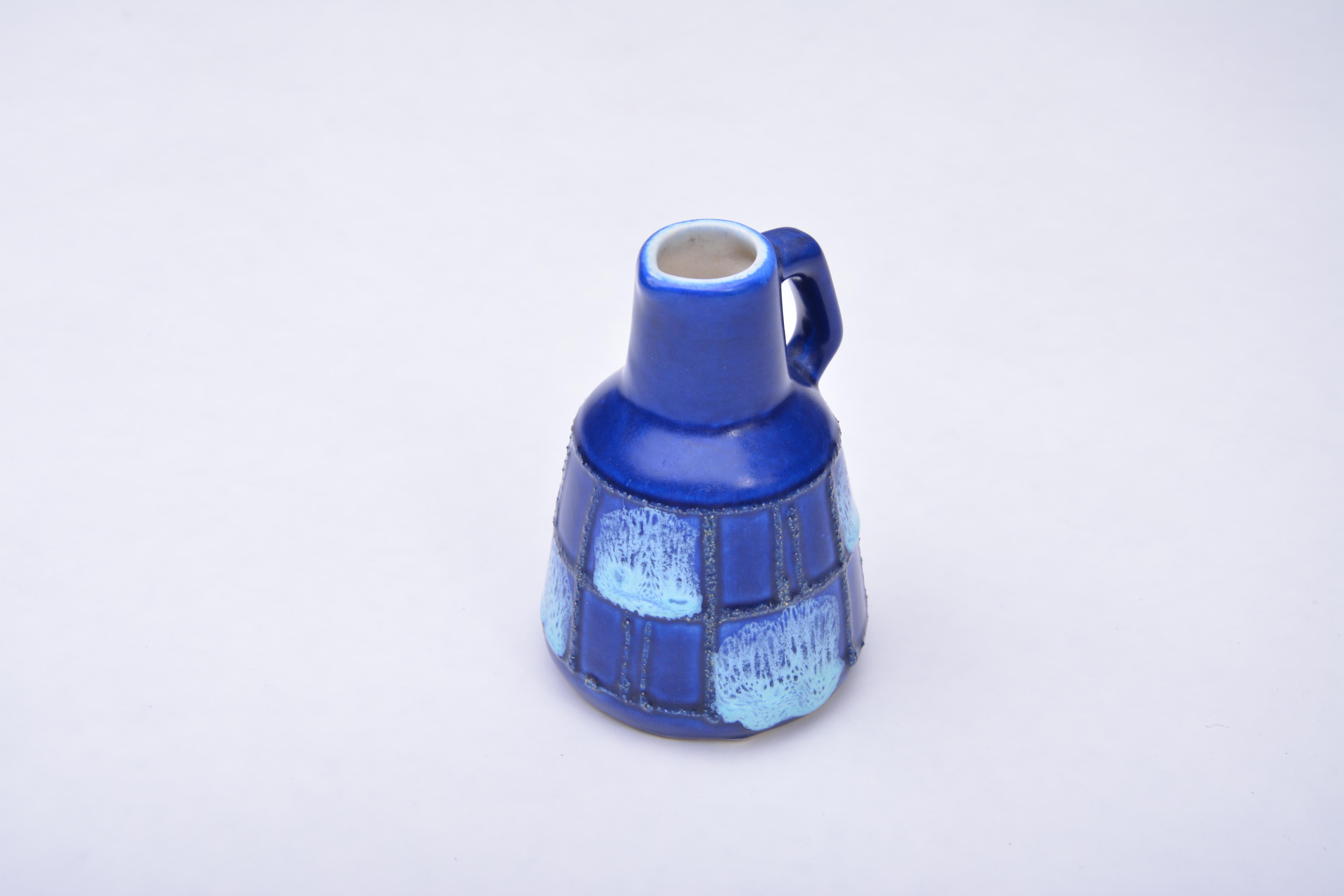 Mid-Century Modern Petit vase en céramique bleue de Strehla Keramik:: années 1950 en vente