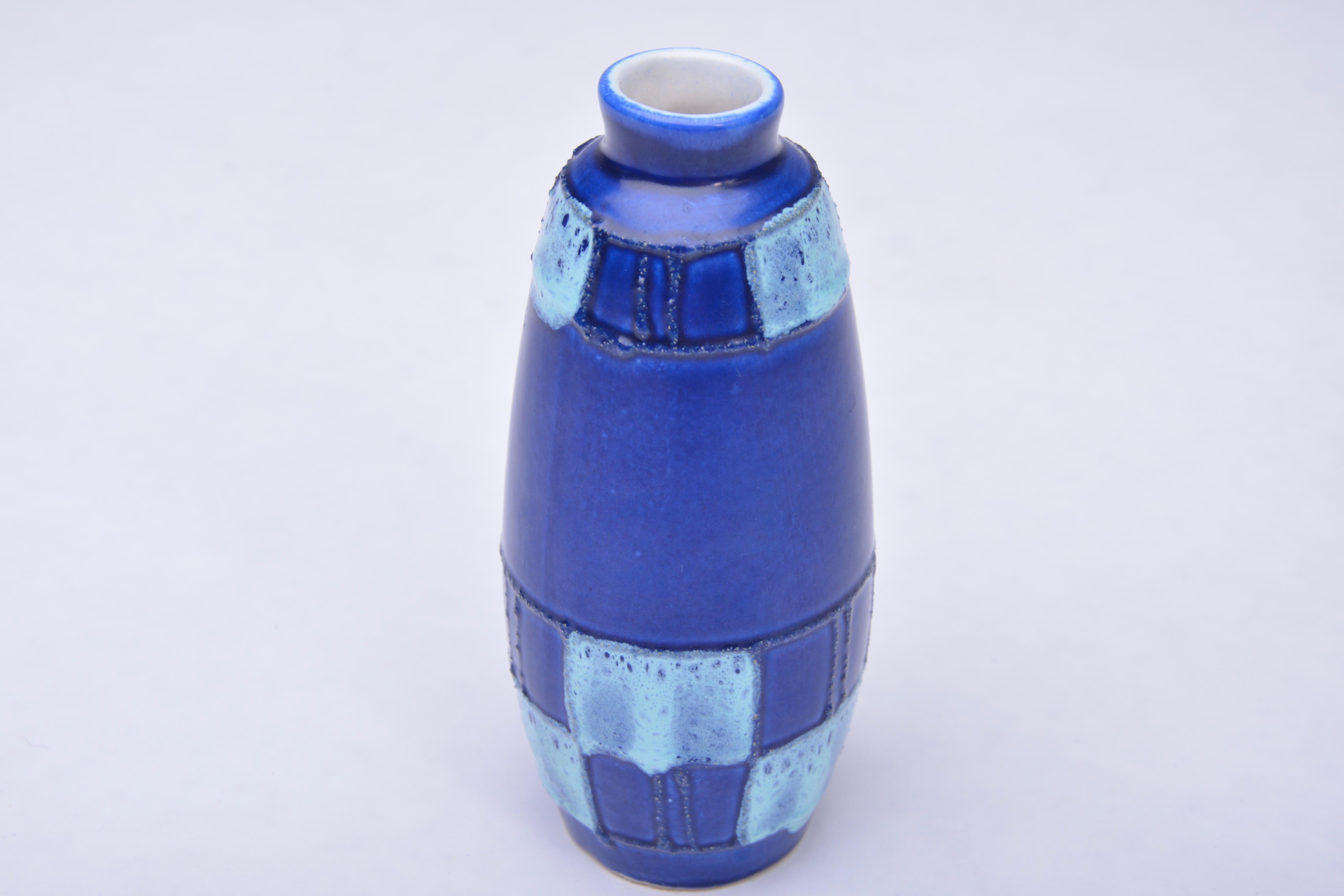 Allemand Petit vase en céramique bleue de Strehla Keramik:: années 1950 en vente