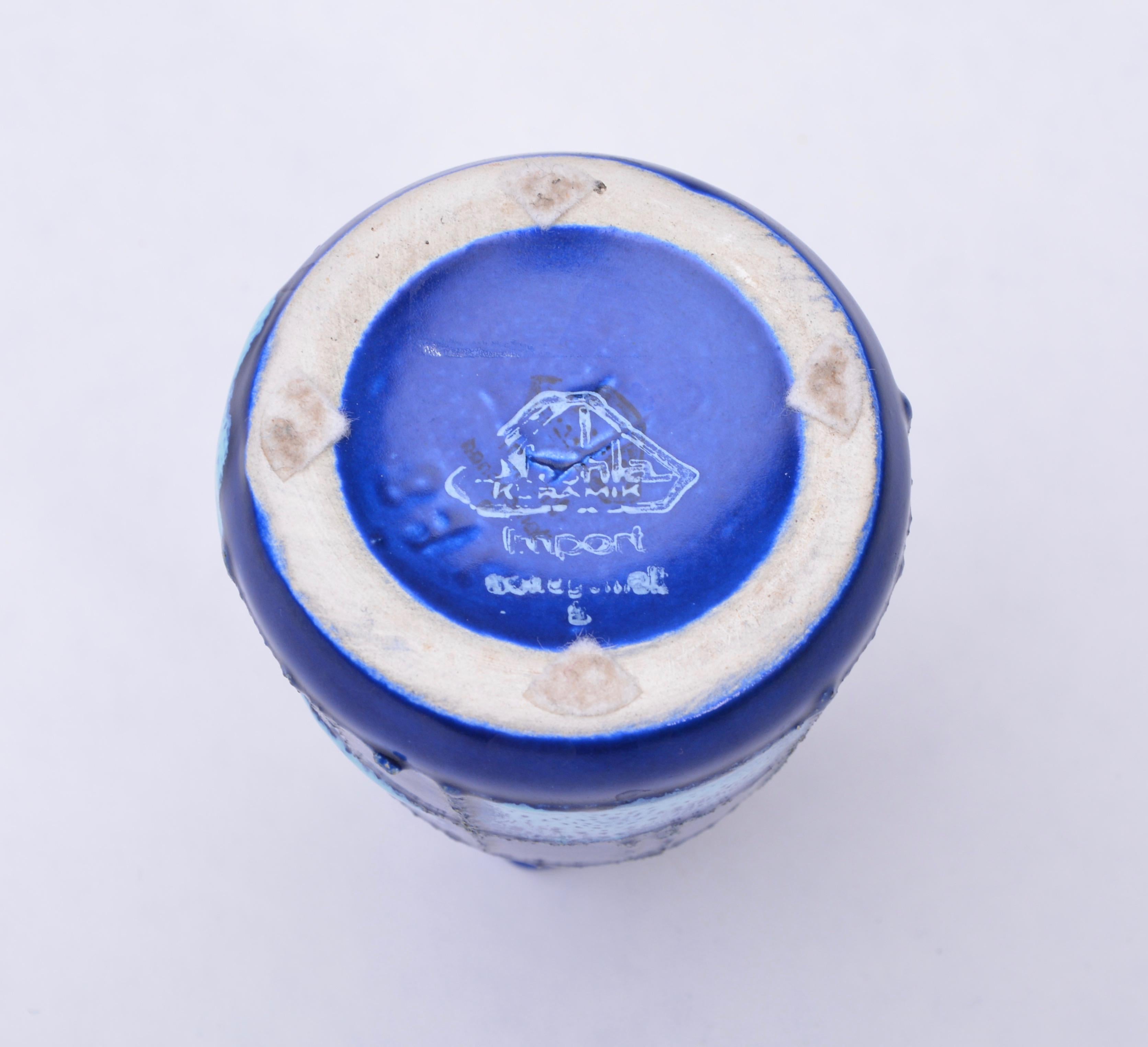 Allemand Petit vase en céramique bleue de Strehla Keramik:: années 1950 en vente