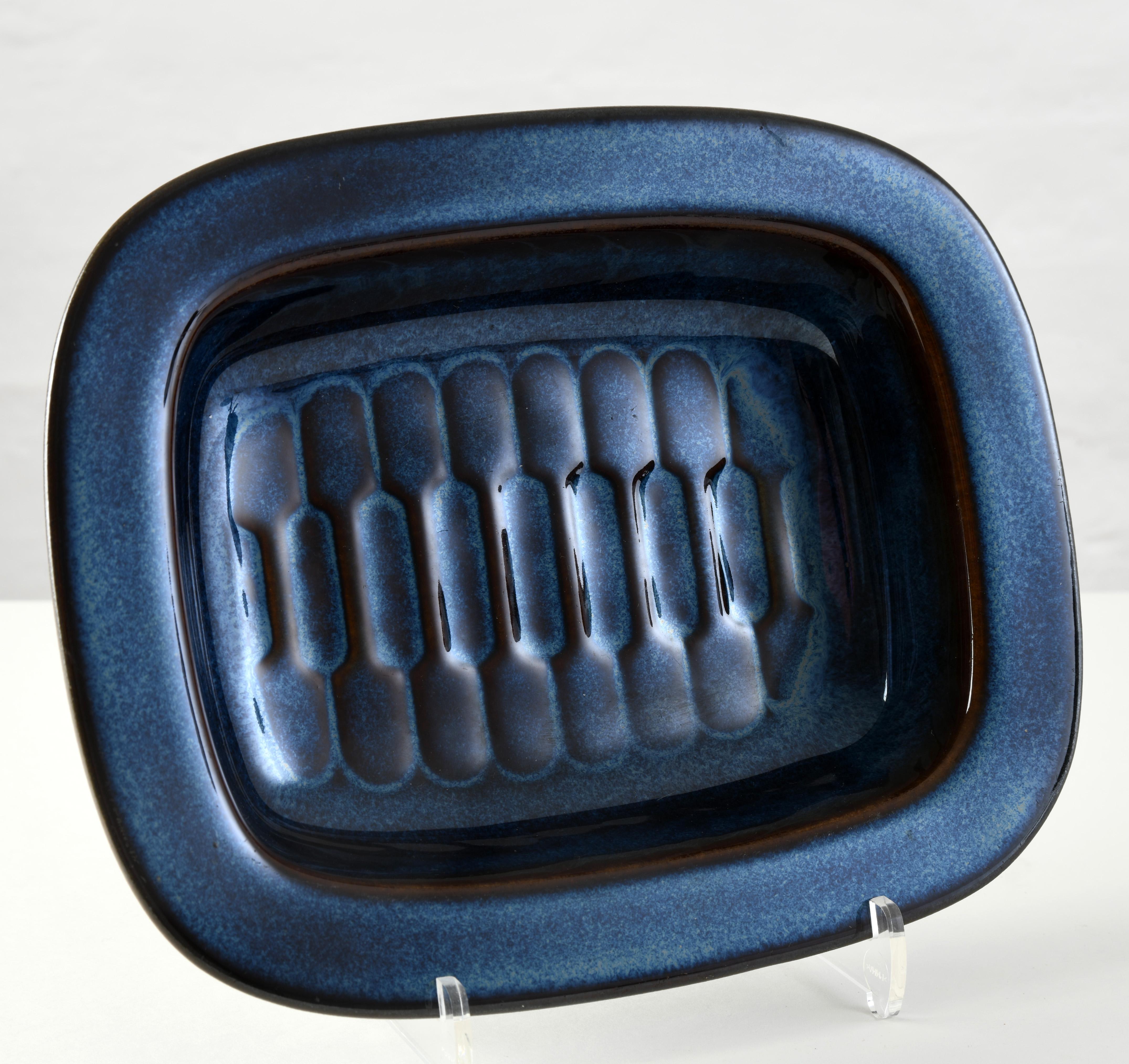 Kleine Keramikschale von Einar Johansen, hergestellt in der Werkstatt Soholm in Dänemark in den 1960er Jahren. Dieses äußerst dekorative Stück kann als kleine Servier- oder Aperitifschale, aber auch als Schmuckschale verwendet werden. Die Tiefe des