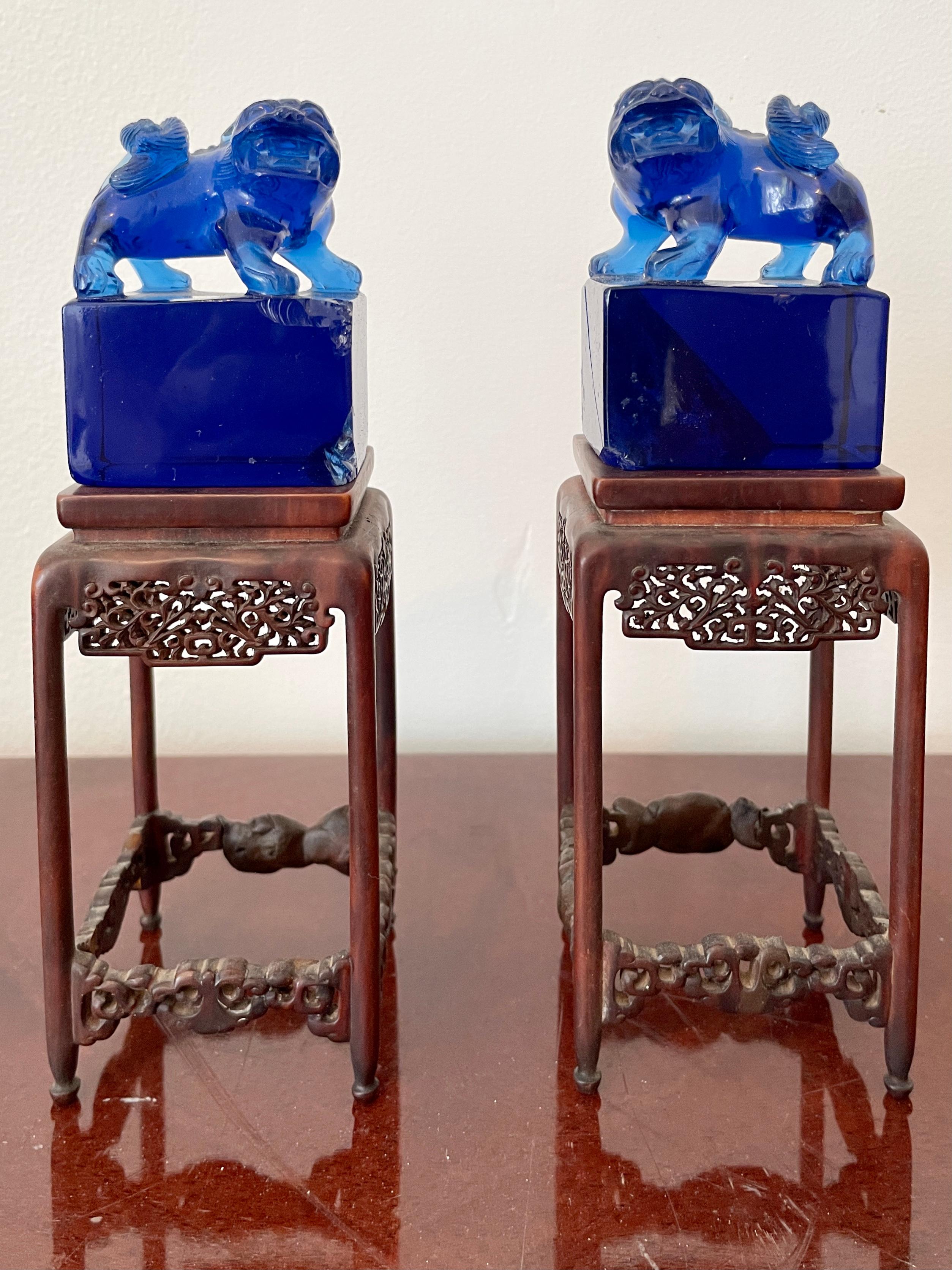 Belle paire de pierres précieuses bleues Foo Dogs sur un long socle. Un excellent complément pour vos intérieurs classiques inspirés et vos plateaux de table.