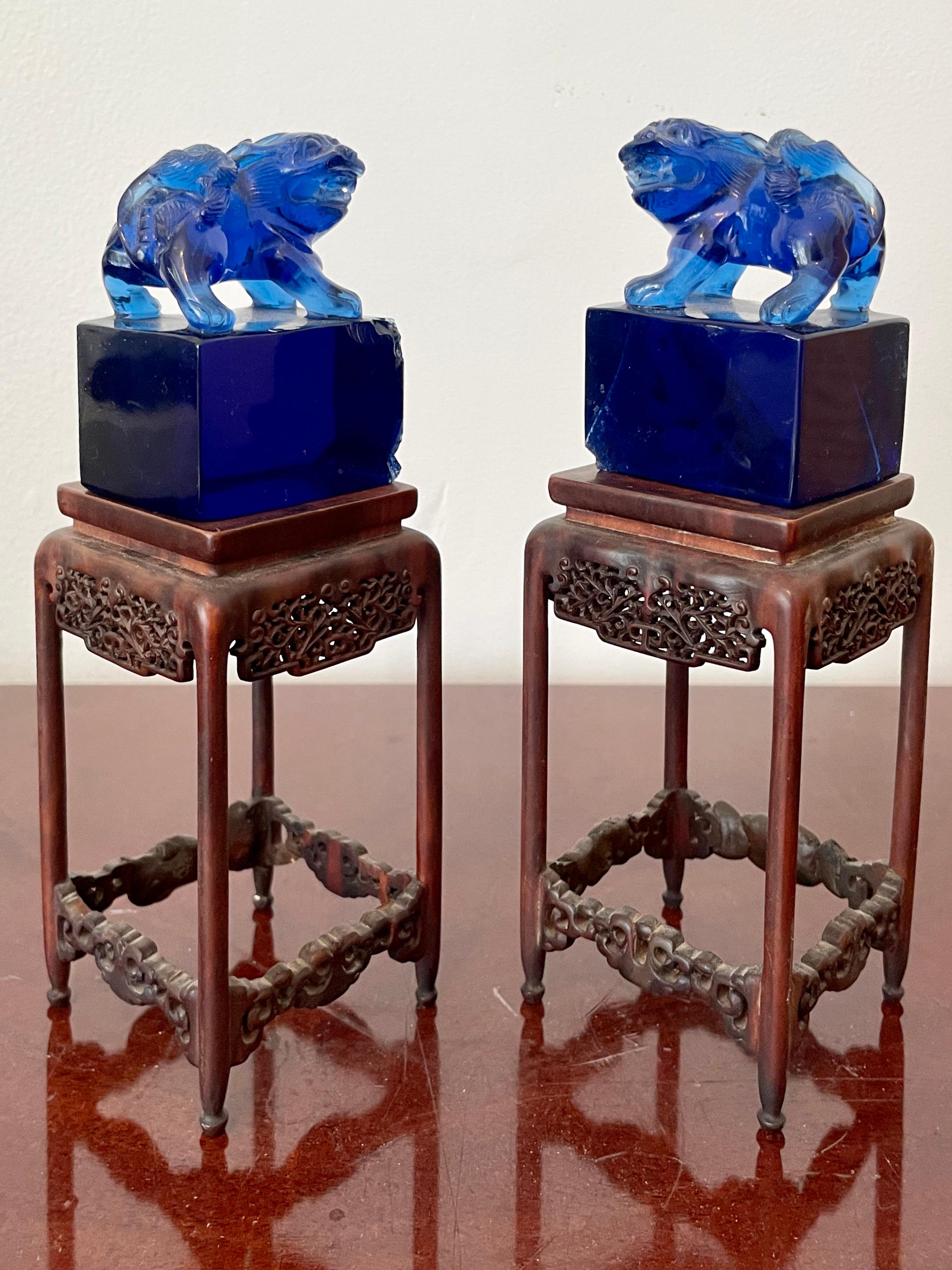 Milieu du XXe siècle Paire de petits chiens foo en verre bleu sur un socle en vente