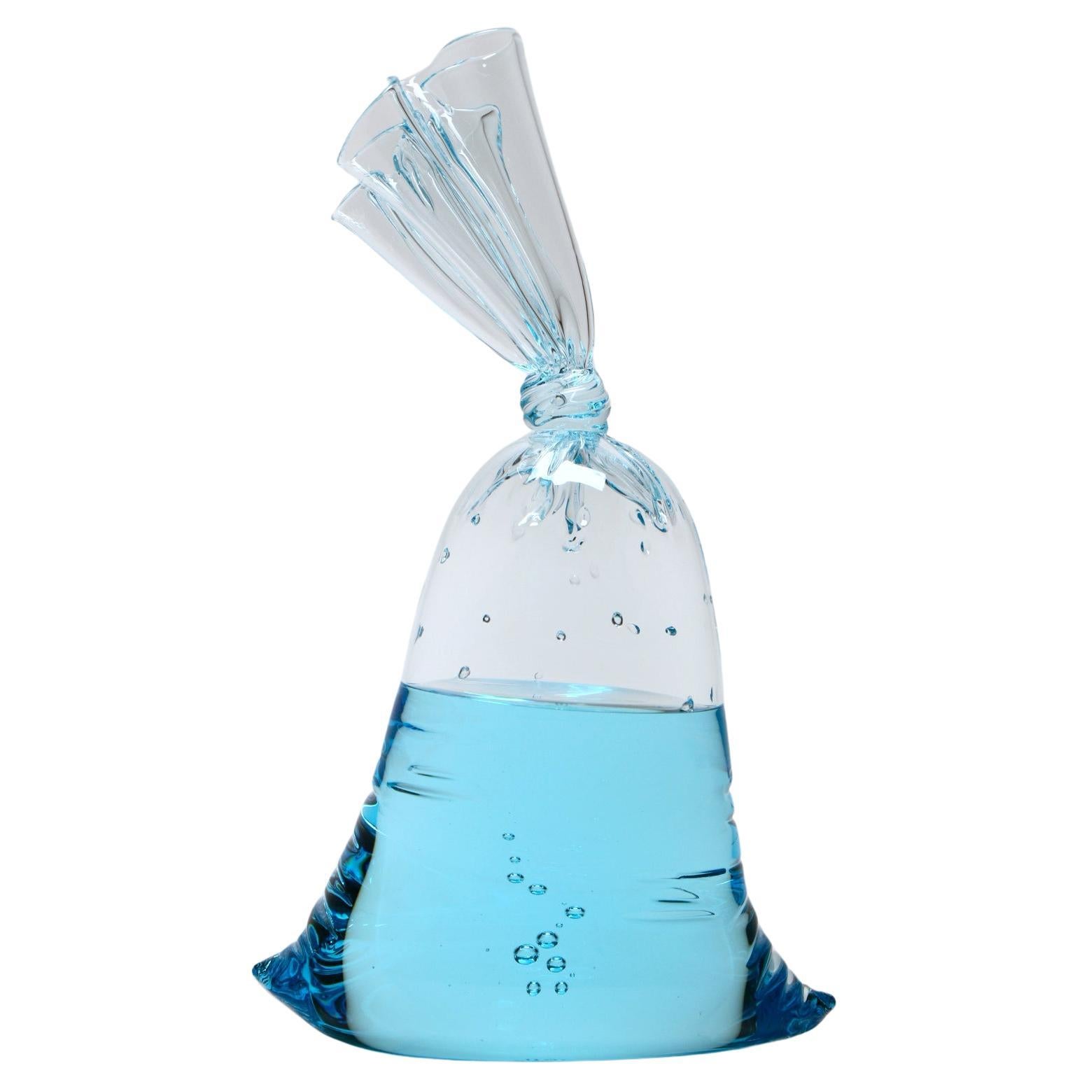 Petit sac à eau en verre bleu - sculpture en verre hyperréaliste de Dylan Martinez