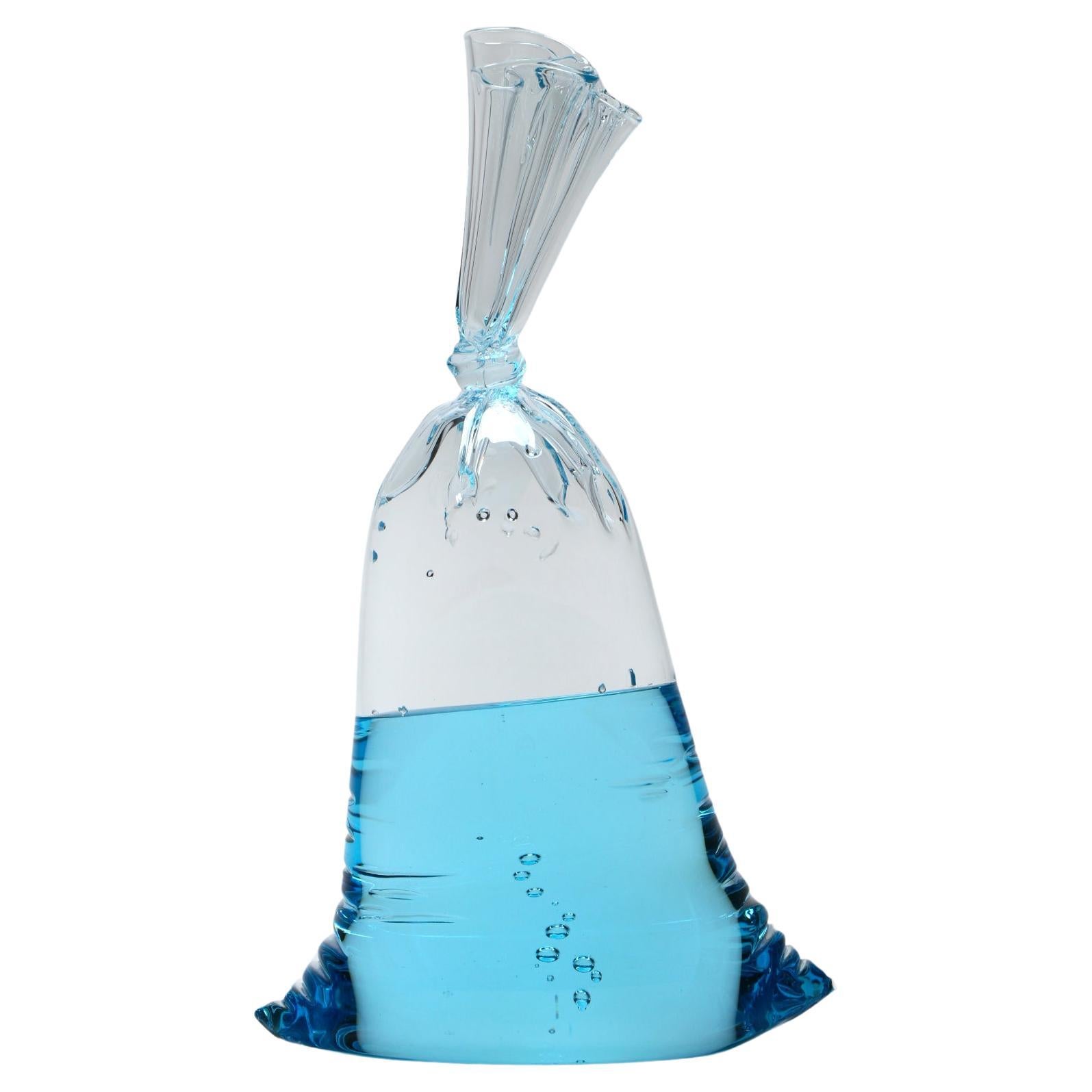 Petit sac à eau en verre bleu - sculpture en verre hyperréaliste de Dylan Martinez