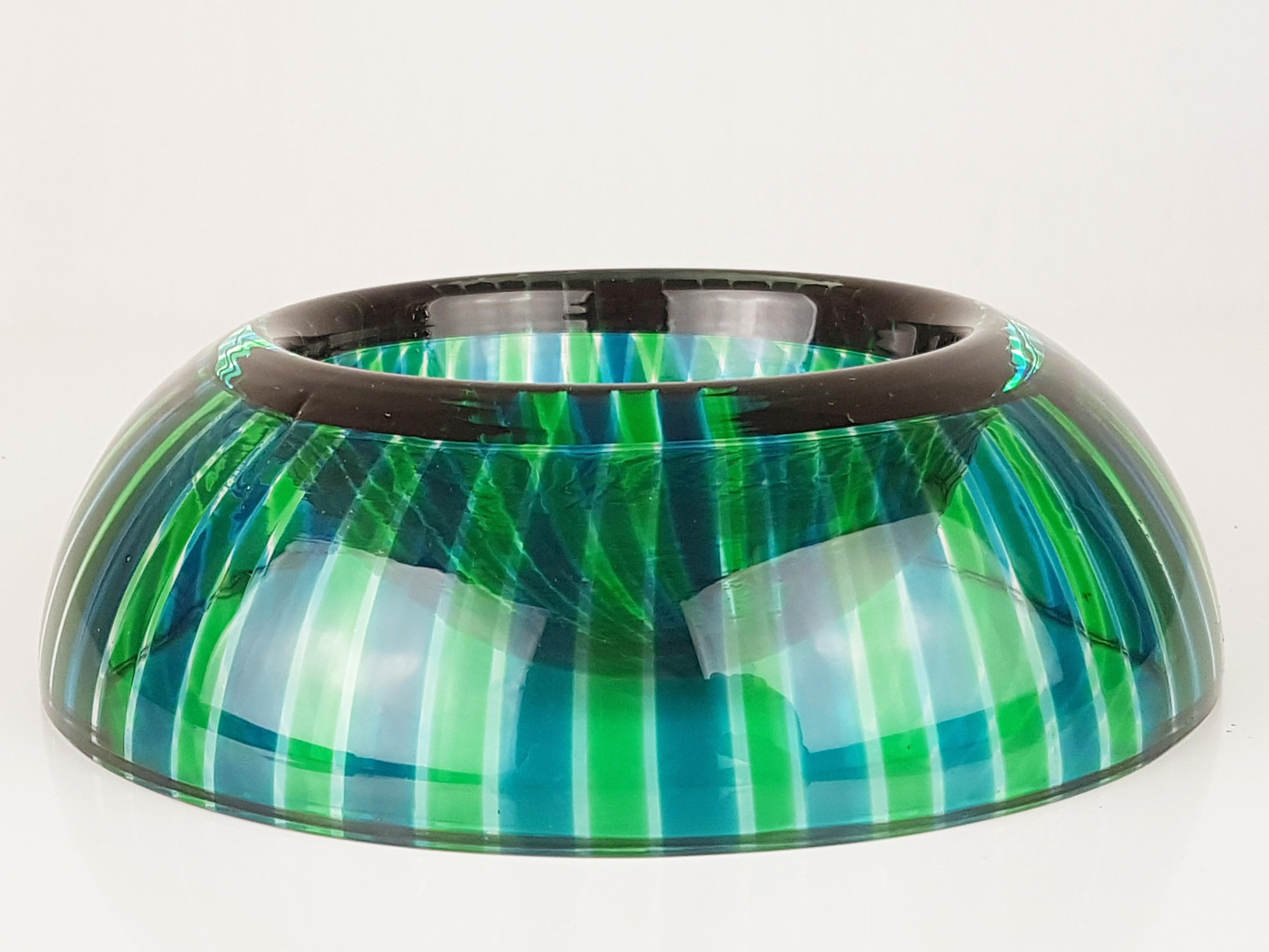 Cenicero pequeño y grueso de cristal de Murano azul y verde. Permanece en perfecto estado.