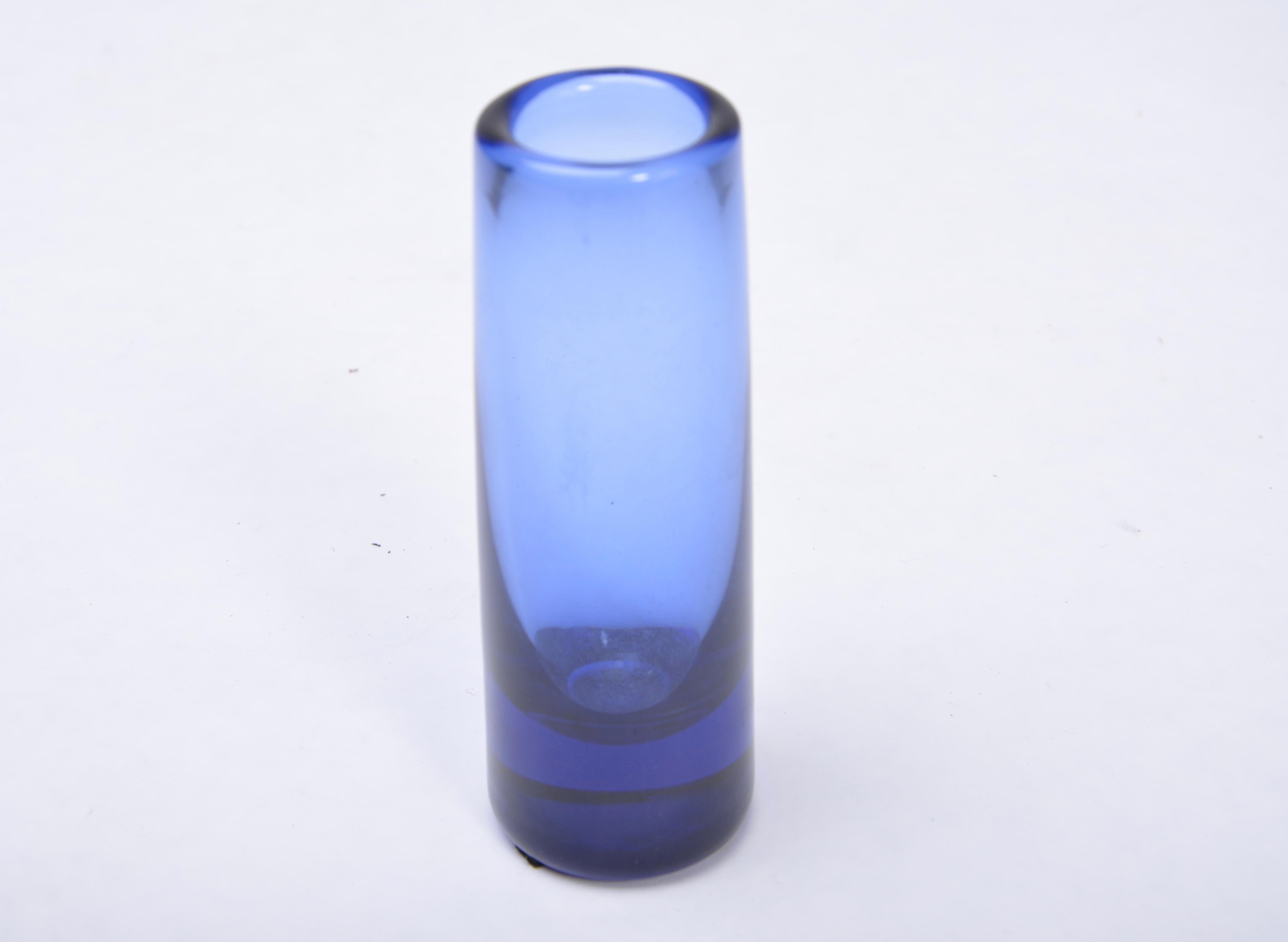 Petit vase en verre bleu 