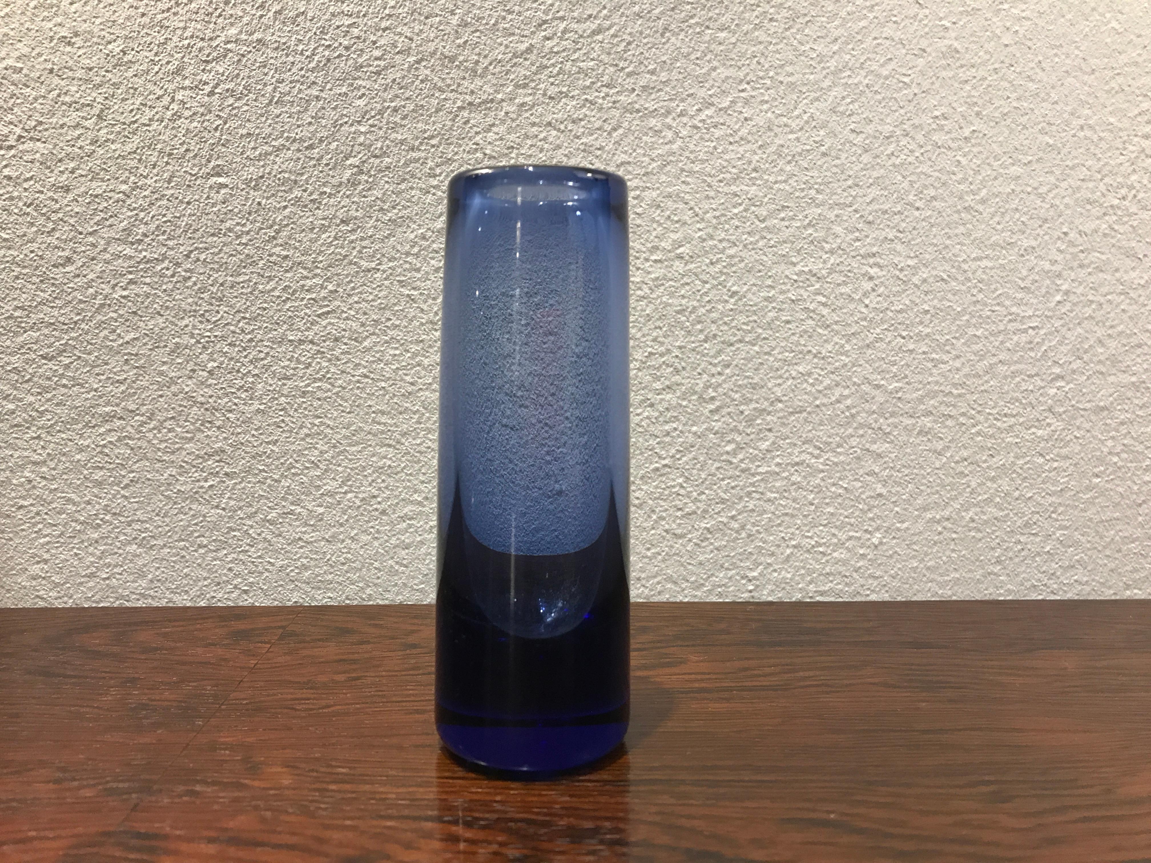 Danois Petit vase en verre bleu 