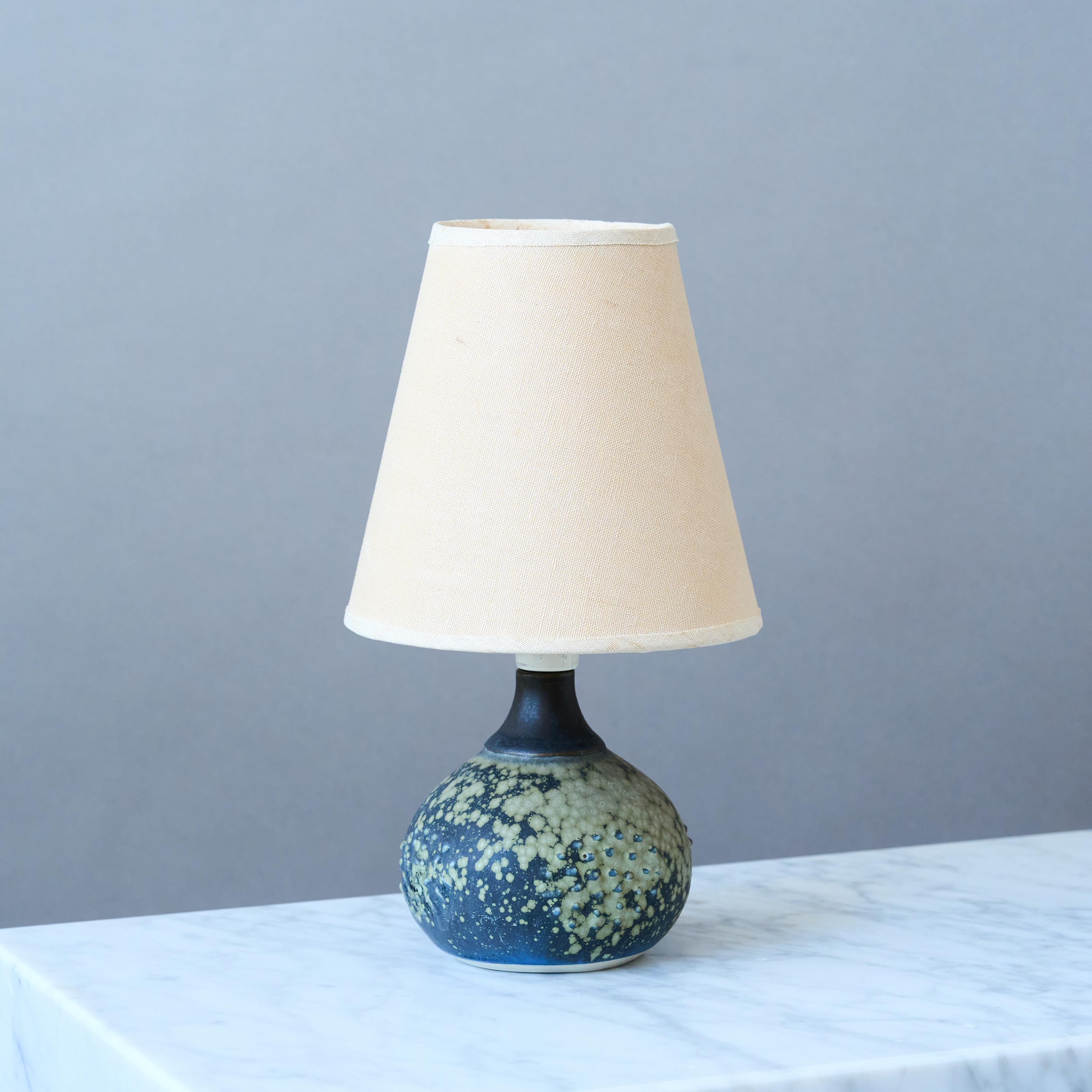 Magnifique lampe de table en grès du milieu du siècle avec une glaçure étonnante.
Fabriqué par Rolf Palm, dans l'atelier de l'artiste, Mölle, Suède, années 1960.

Excellent état d'origine. Pas d'ébréchures, de fissures ou de craquelures.
Signé