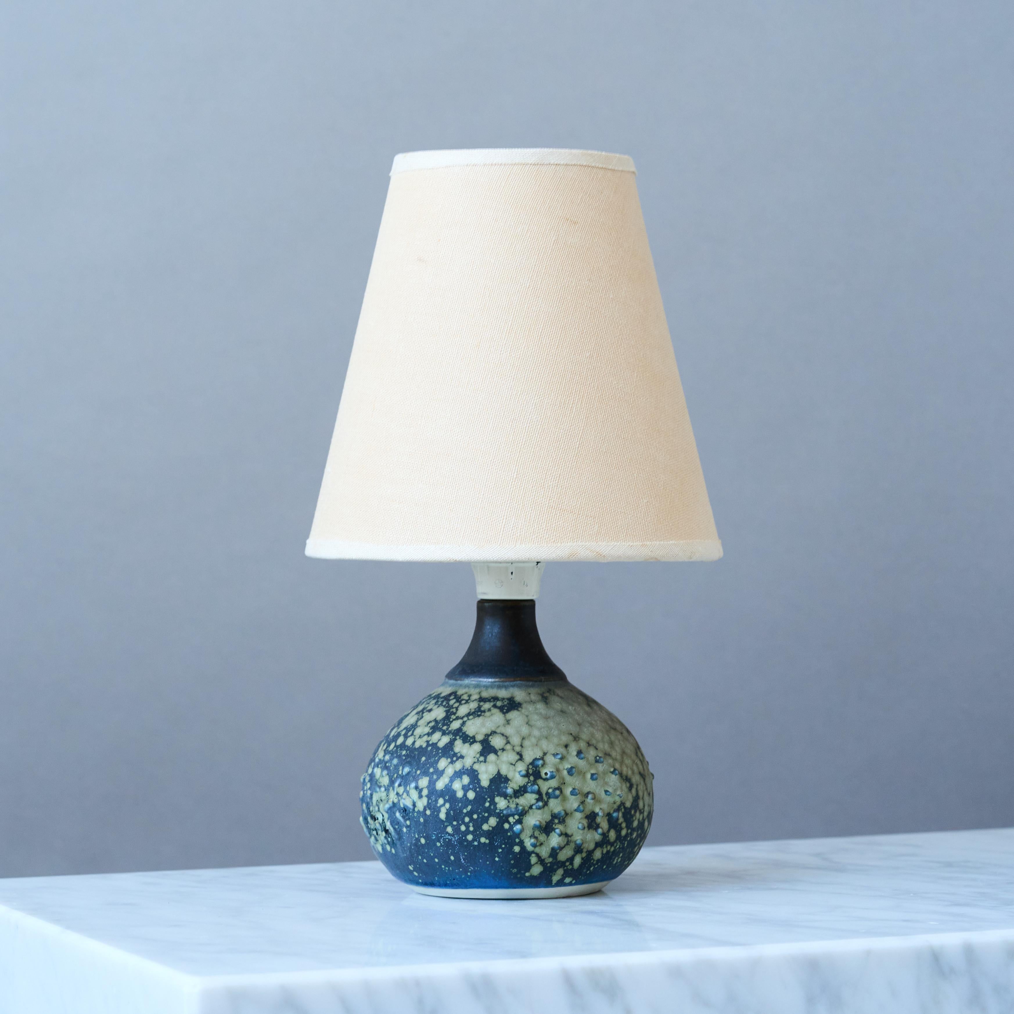 Scandinave moderne Petite lampe de table bleue en grès du milieu du siècle par Rolf Palm, Suède, années 1960. en vente
