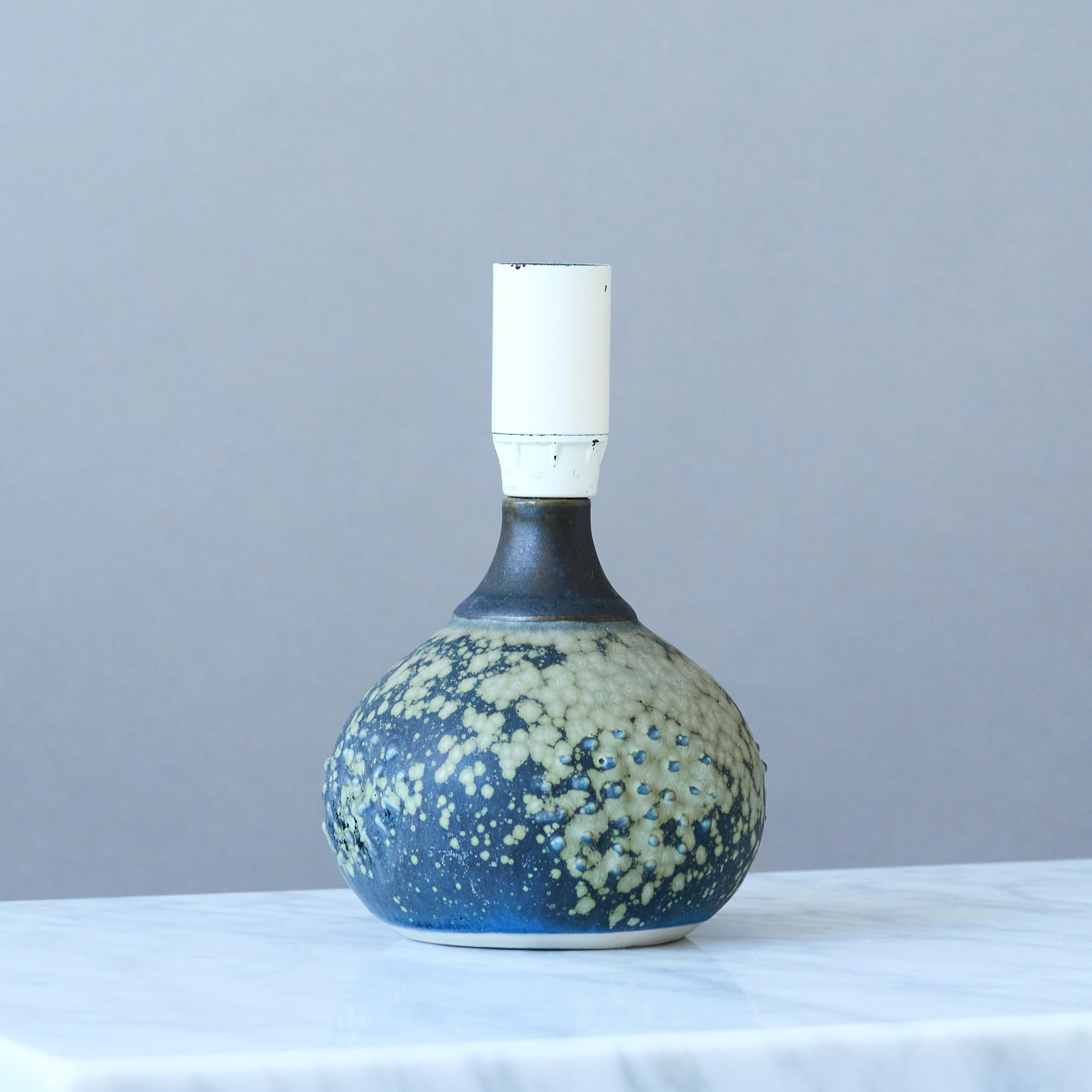 Suédois Petite lampe de table bleue en grès du milieu du siècle par Rolf Palm, Suède, années 1960. en vente