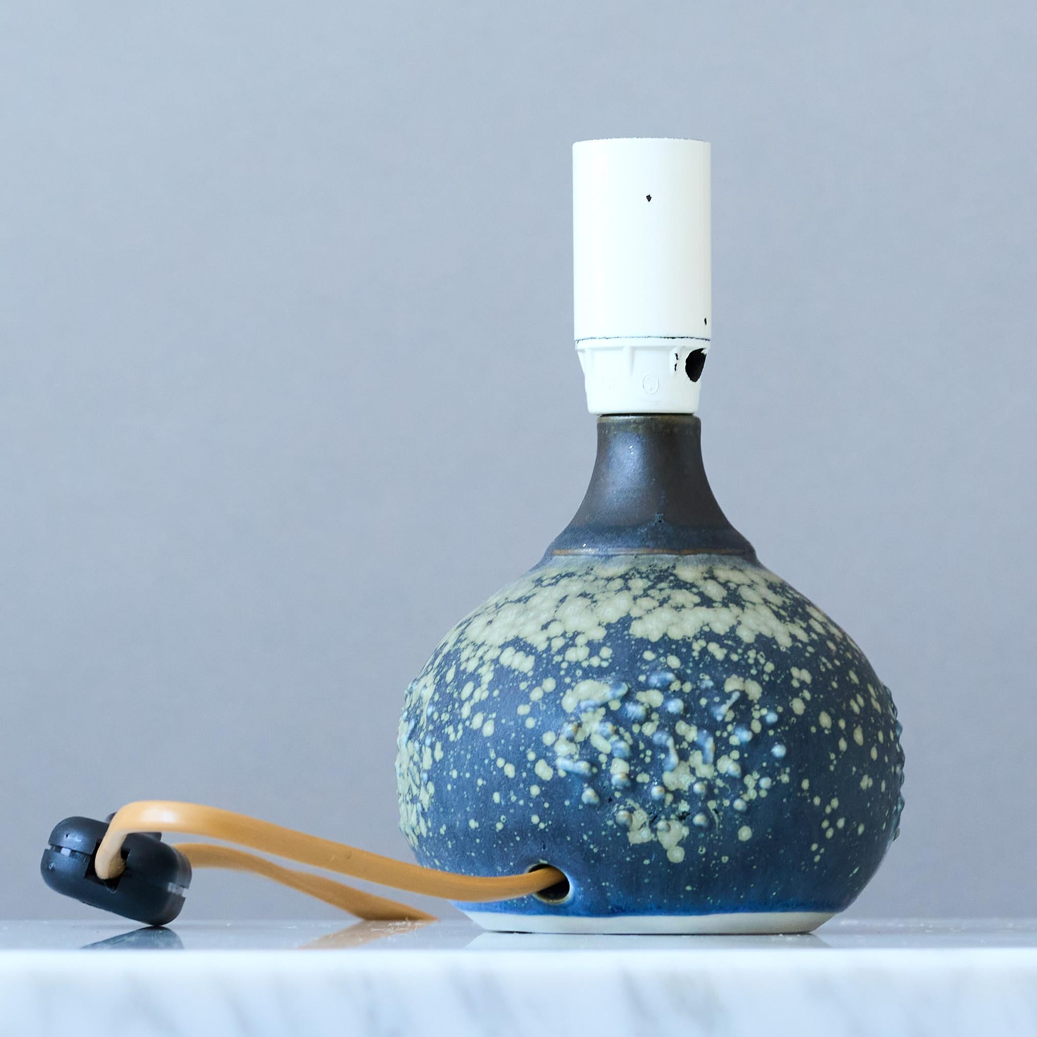 Vernissé Petite lampe de table bleue en grès du milieu du siècle par Rolf Palm, Suède, années 1960. en vente