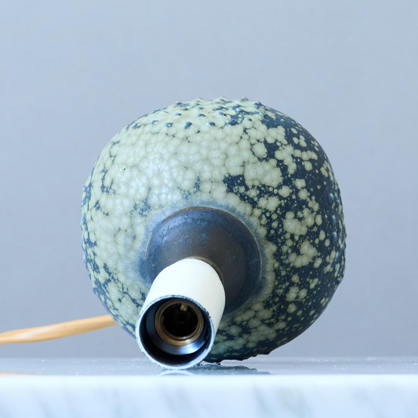 Petite lampe de table bleue en grès du milieu du siècle par Rolf Palm, Suède, années 1960. Bon état - En vente à Malmö, SE