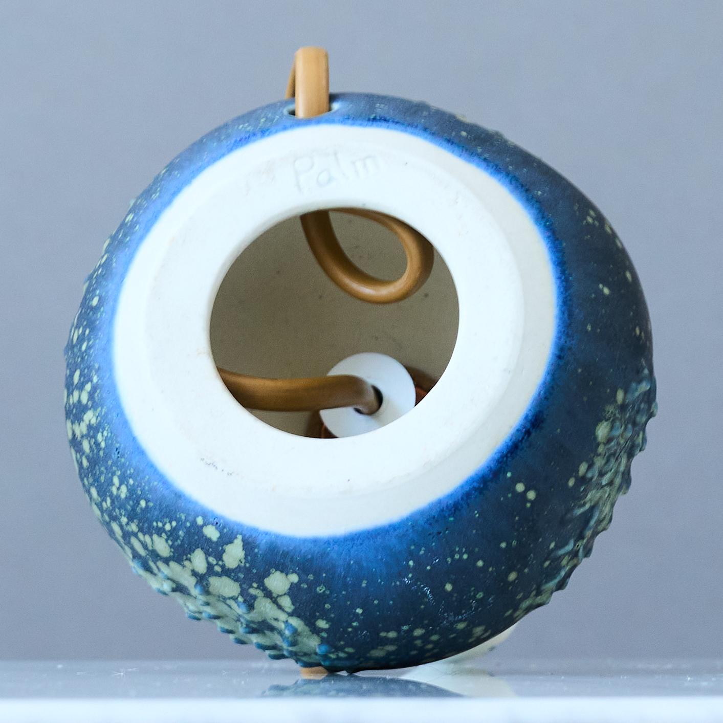 20ième siècle Petite lampe de table bleue en grès du milieu du siècle par Rolf Palm, Suède, années 1960. en vente