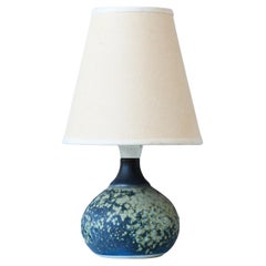 Petite lampe de table bleue en grès du milieu du siècle par Rolf Palm, Suède, années 1960.