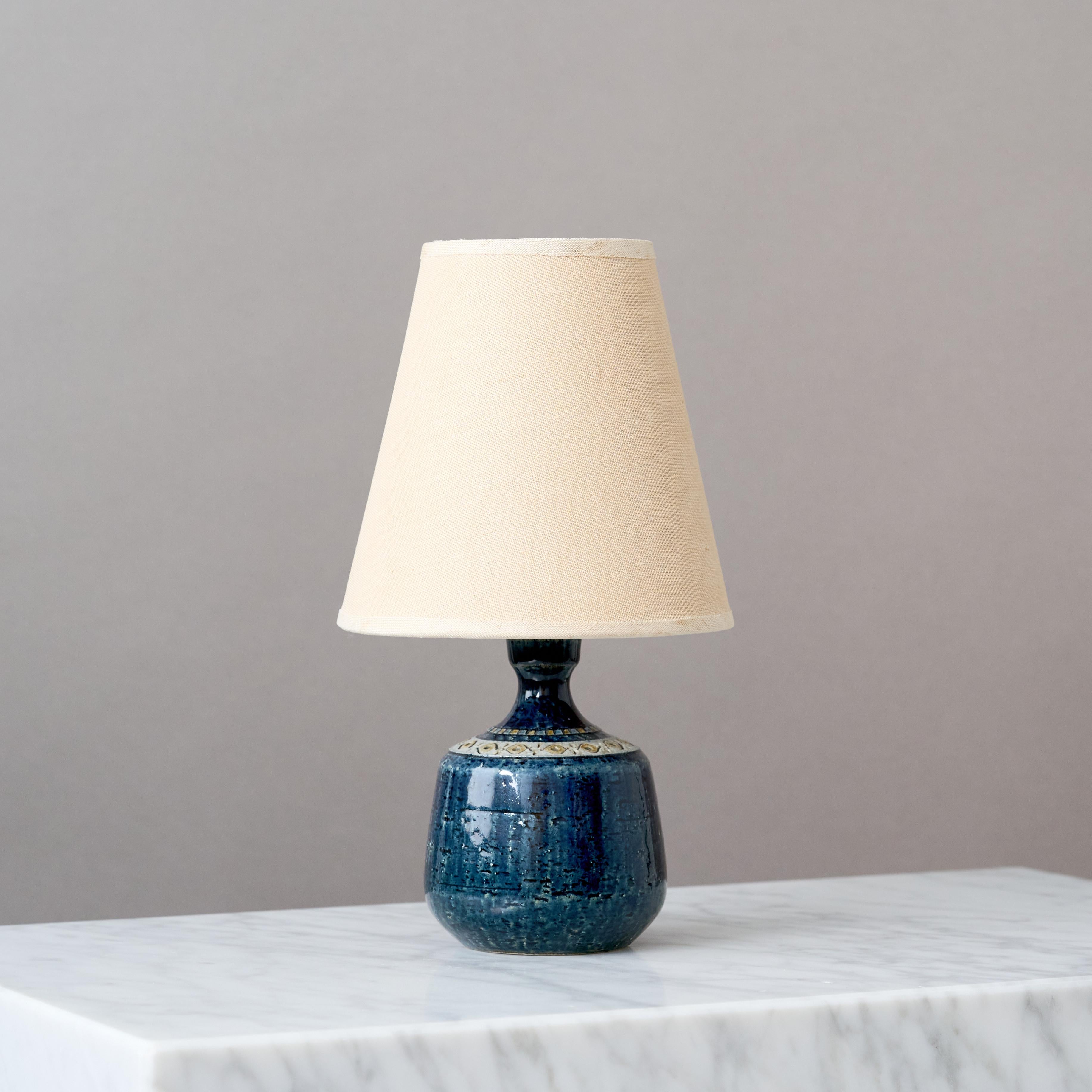 Magnifique lampe de table en grès du milieu du siècle avec une glaçure étonnante.
Fabriqué par le céramiste suédois Yngve Blixt dans son propre studio à Höganäs, en Suède, dans les années 1960.

Excellent état d'origine. 
Signé 