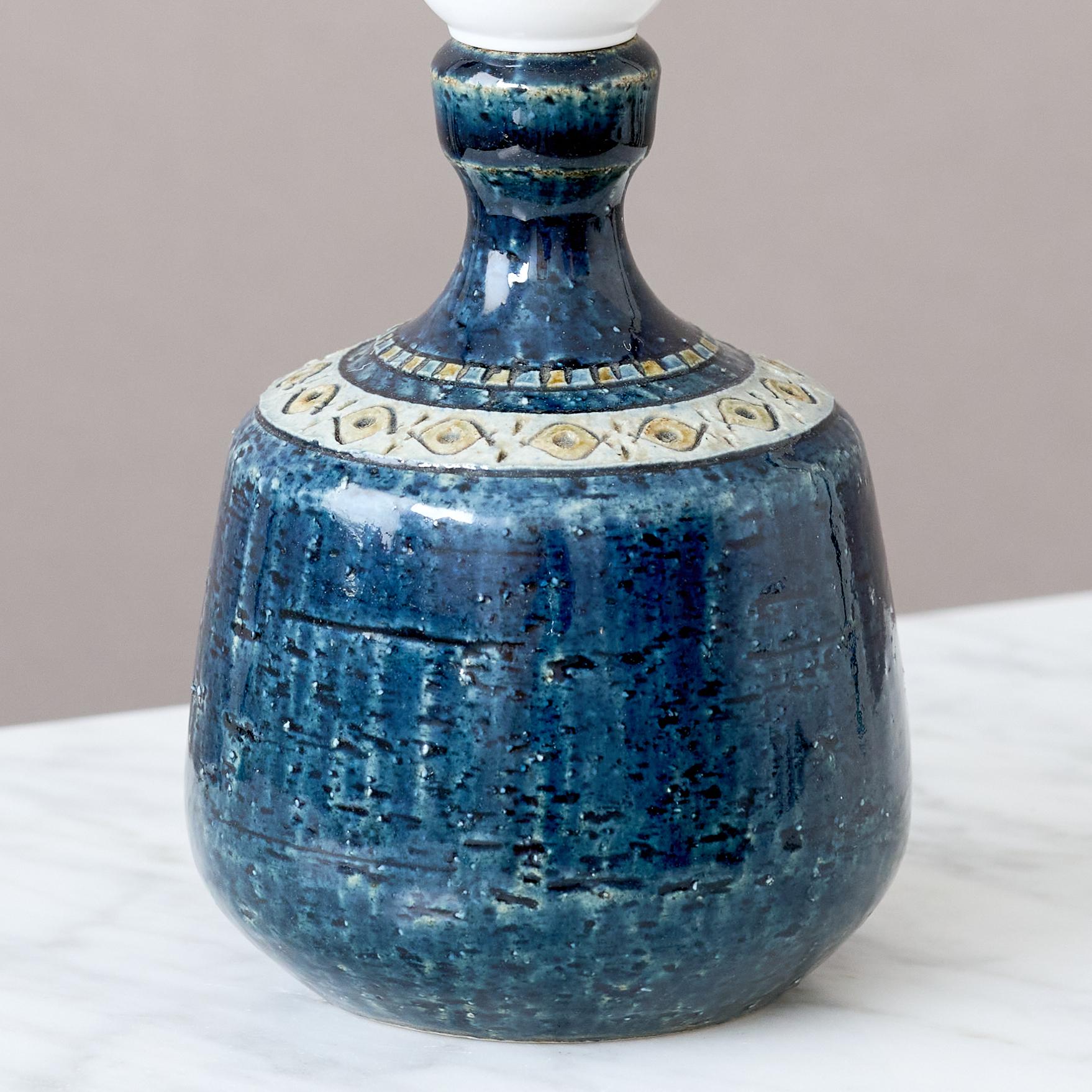 Suédois Petite lampe de table bleue en grès du milieu du siècle par Yngve Blixt, Höganäs Suède 1960s en vente