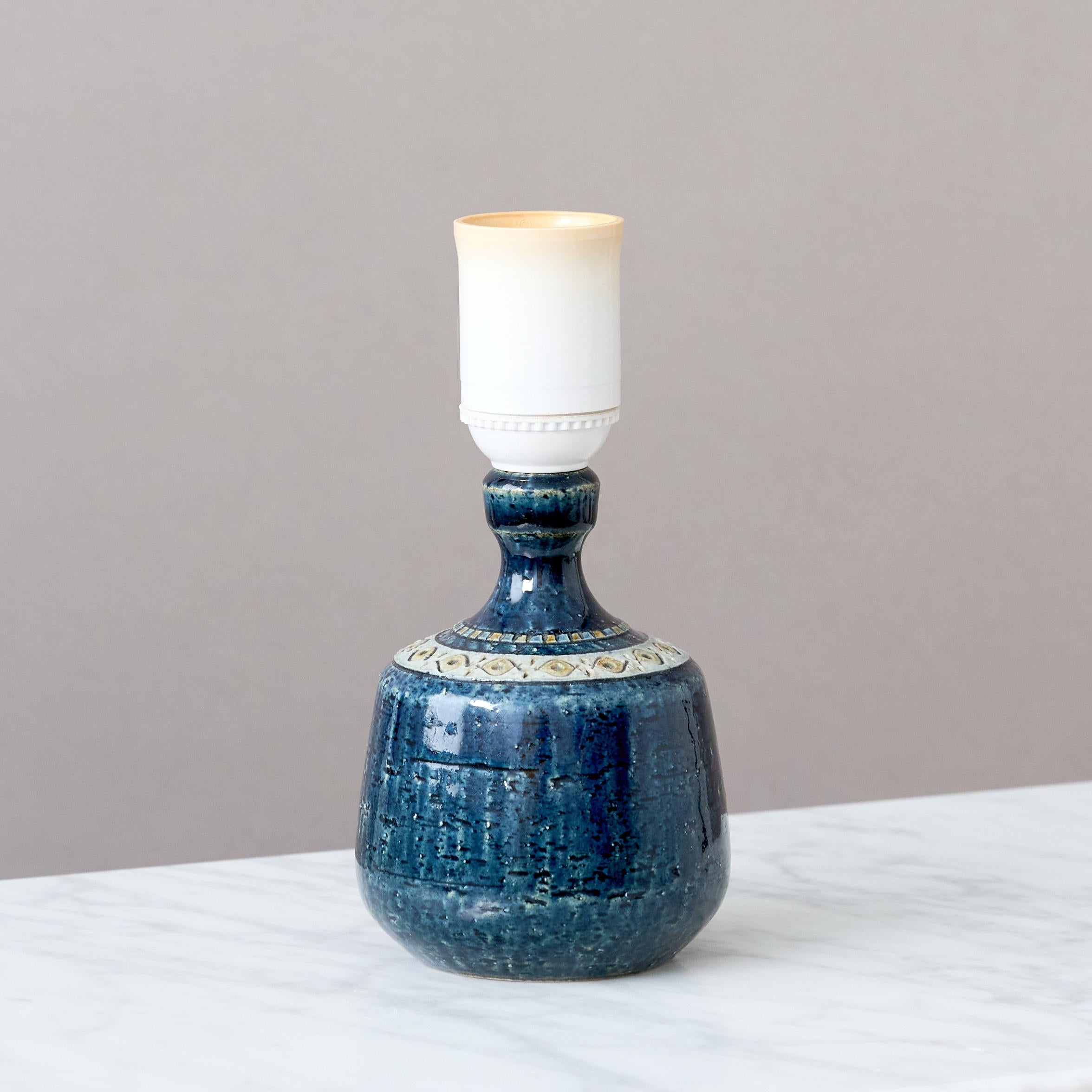 Vernissé Petite lampe de table bleue en grès du milieu du siècle par Yngve Blixt, Höganäs Suède 1960s en vente