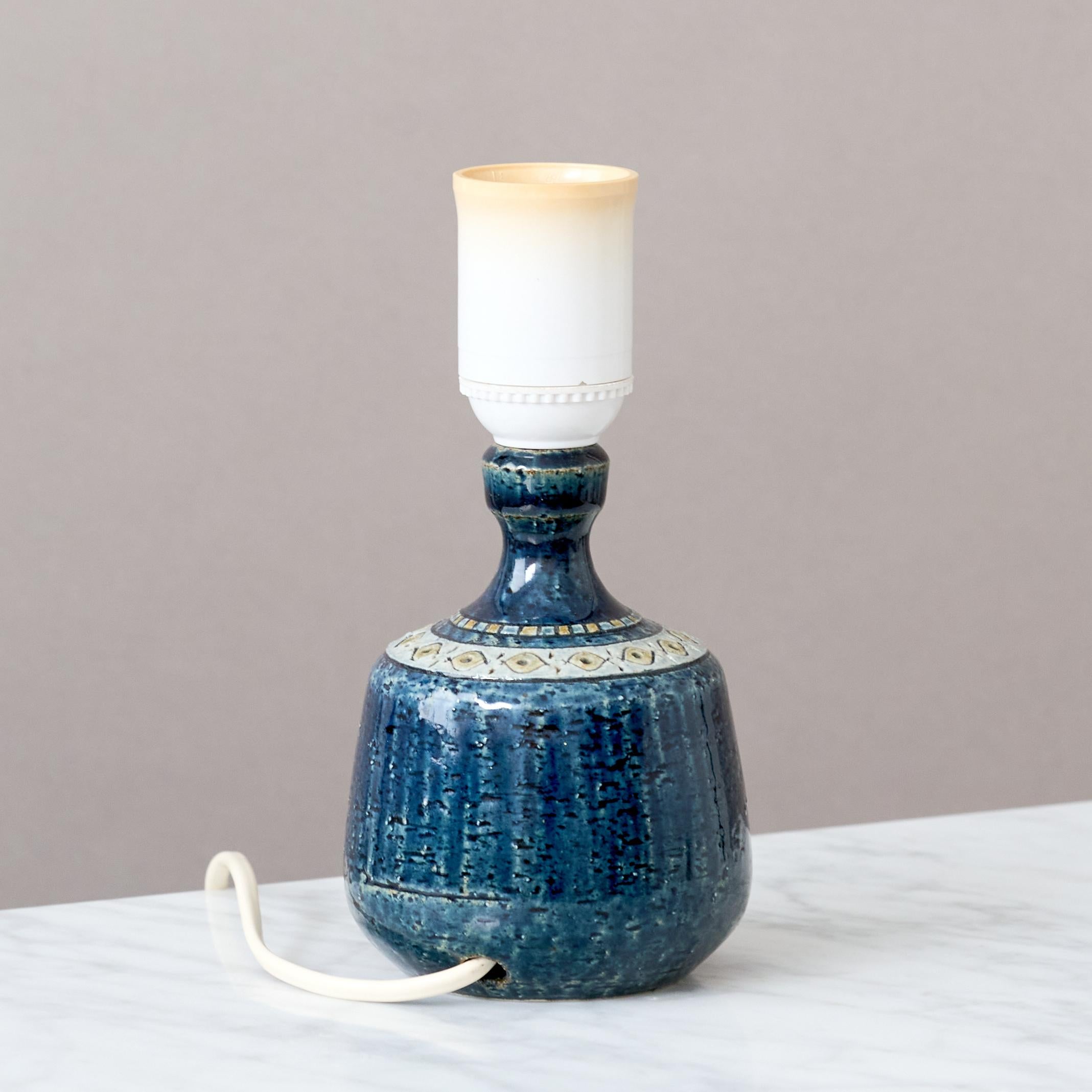 Petite lampe de table bleue en grès du milieu du siècle par Yngve Blixt, Höganäs Suède 1960s Bon état - En vente à Malmö, SE