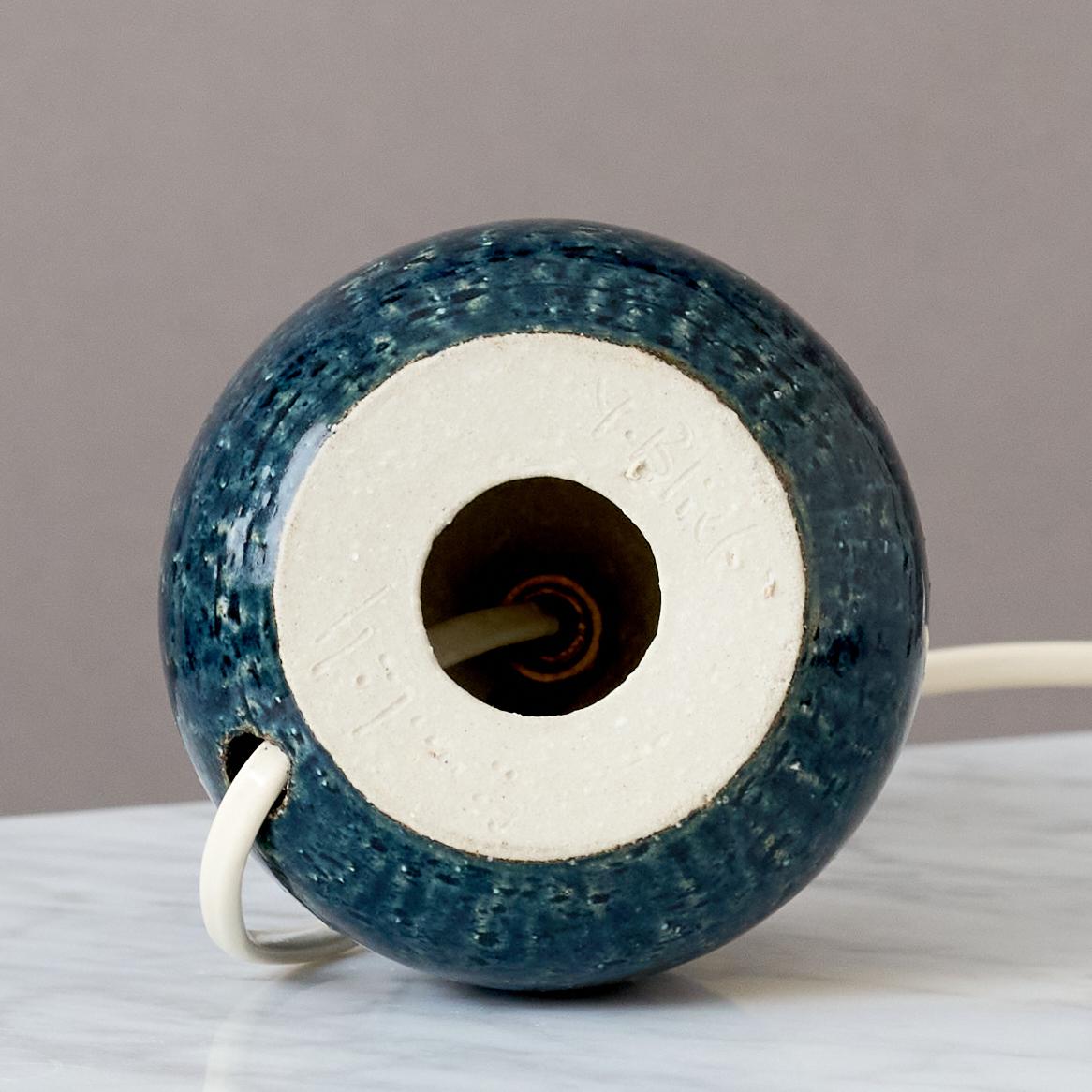 20ième siècle Petite lampe de table bleue en grès du milieu du siècle par Yngve Blixt, Höganäs Suède 1960s en vente