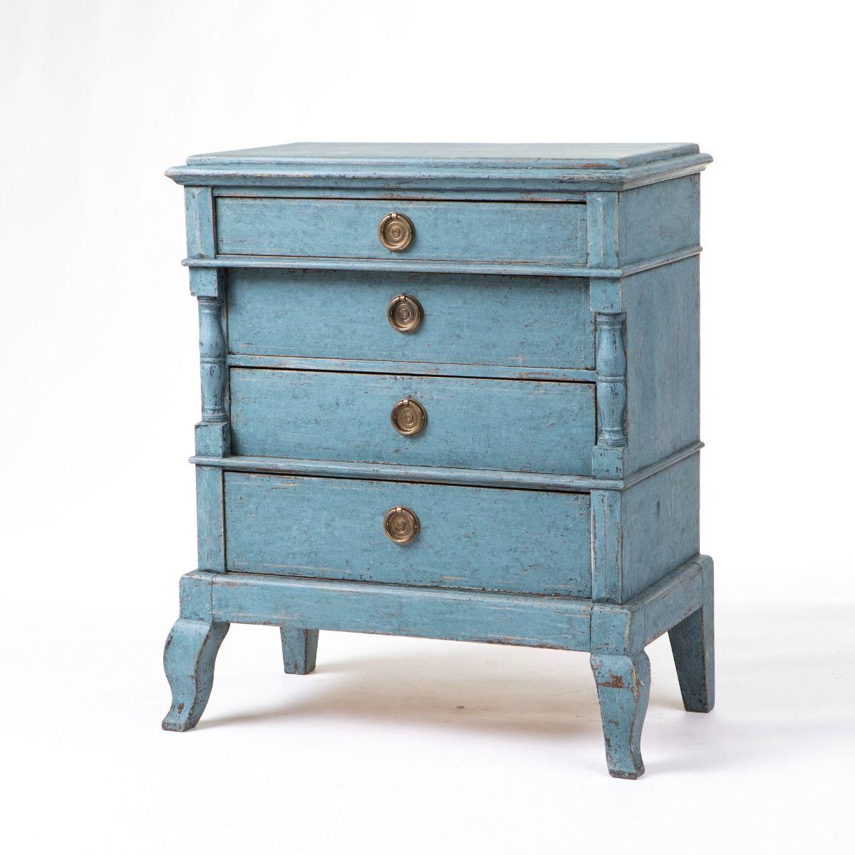 Charming small chest of drawers in blue-painted pine, crafted in the Baroque style.
The piece features four drawers with original brass handles. The two central drawers are slightly recessed and flanked by turned columns, while the top and bottom