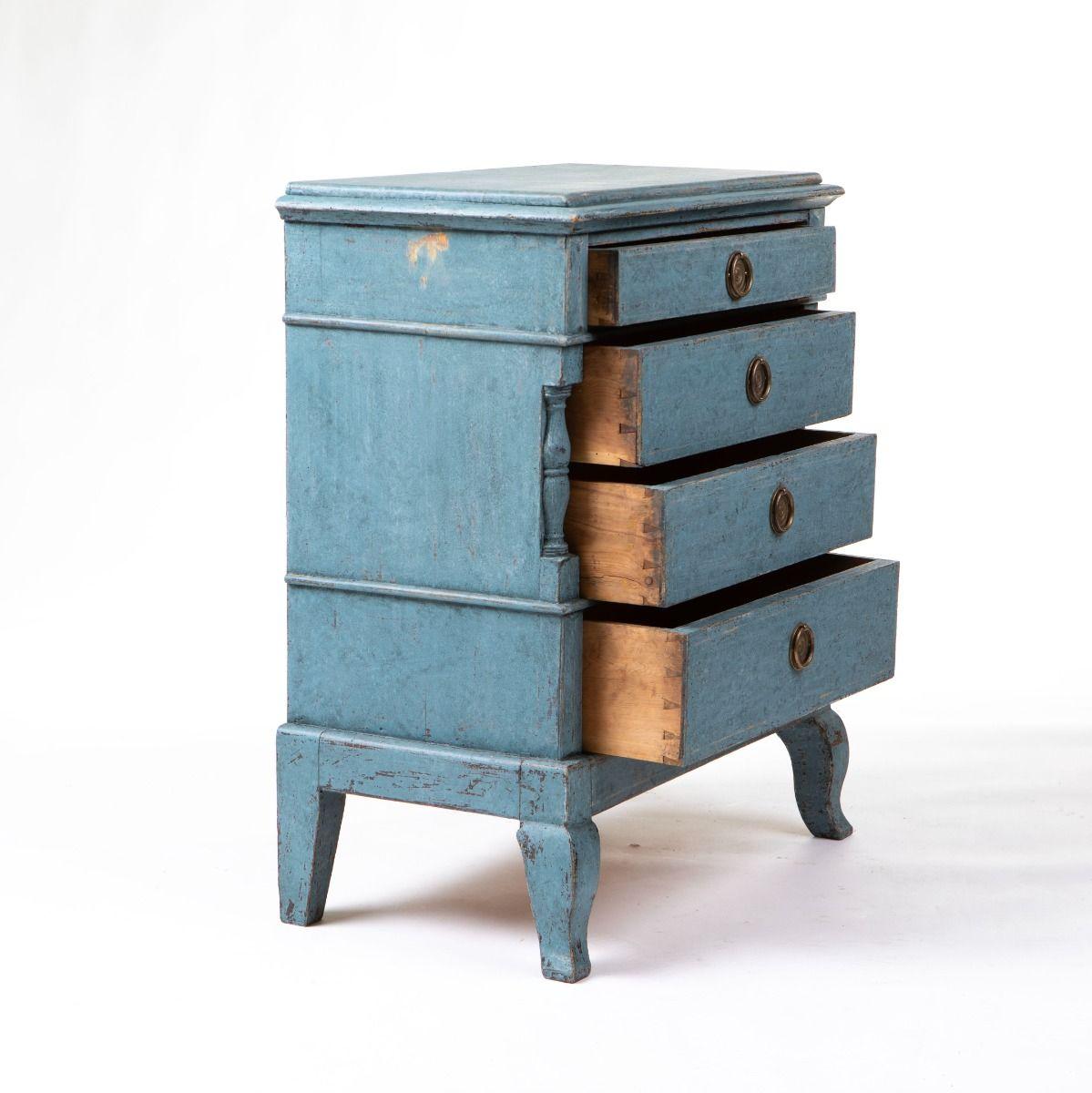 Small Blue Painted Pine Chest of Drawers in Baroque Style, Sweden In Good Condition For Sale In Kastrup, DK