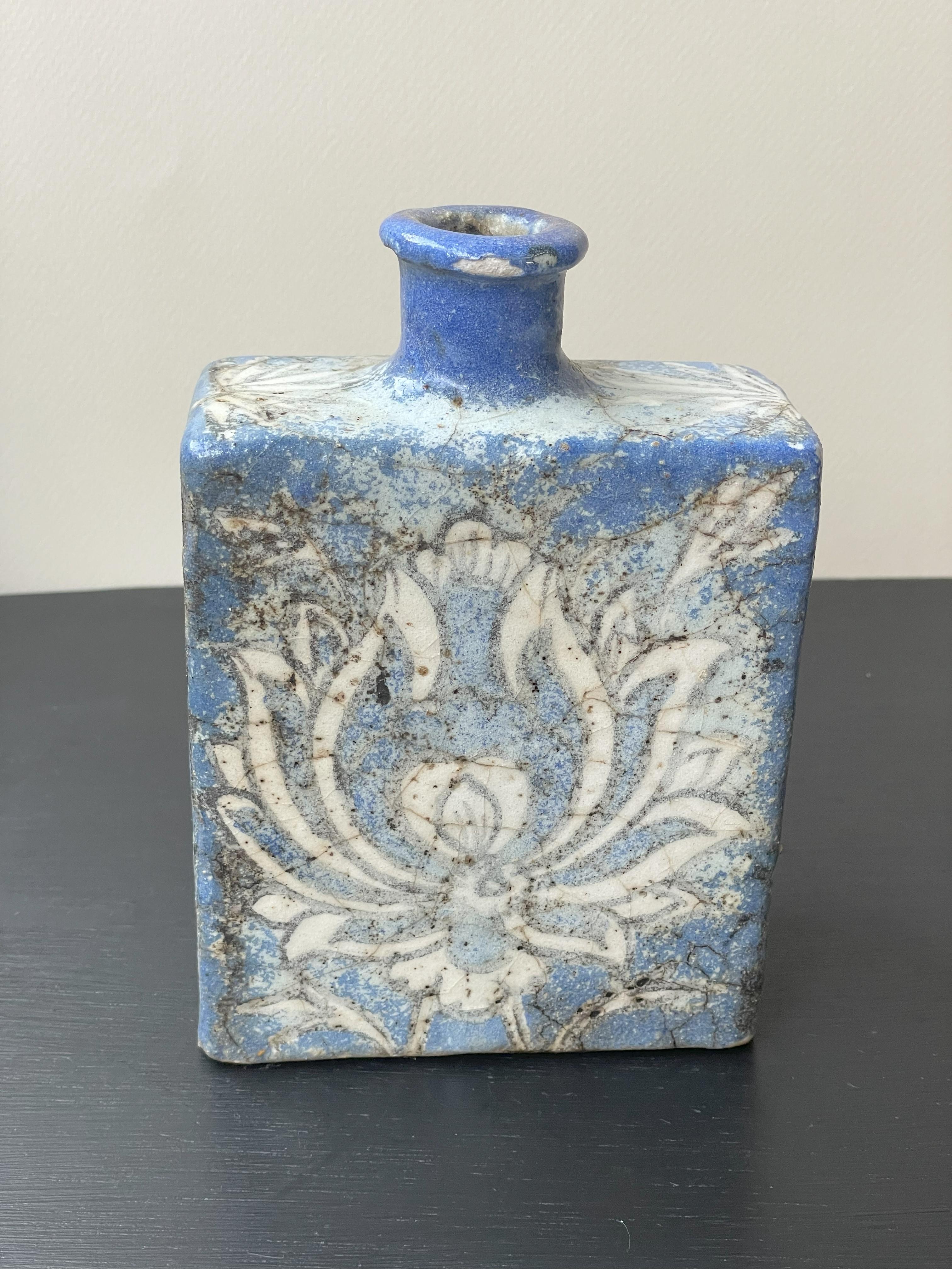 Scopri il patrimonio culturale con il nostro vaso blu Qajar proveniente dall'Iraq: un pezzo straordinario che riflette una storia ricca e una squisita lavorazione artigianale.