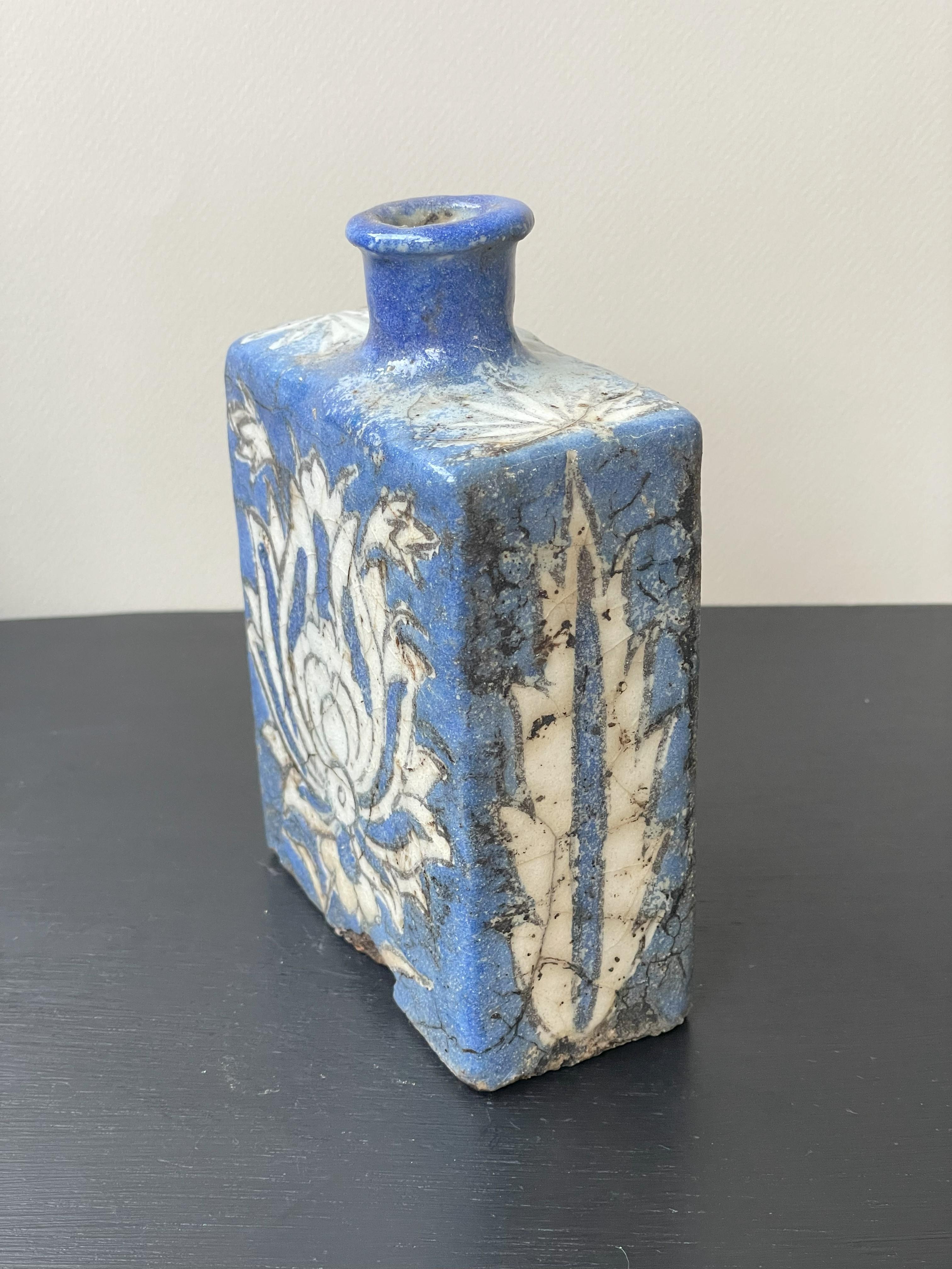 Piccolo vaso Qajar blu In condizioni ottime in vendita a Munich, DE