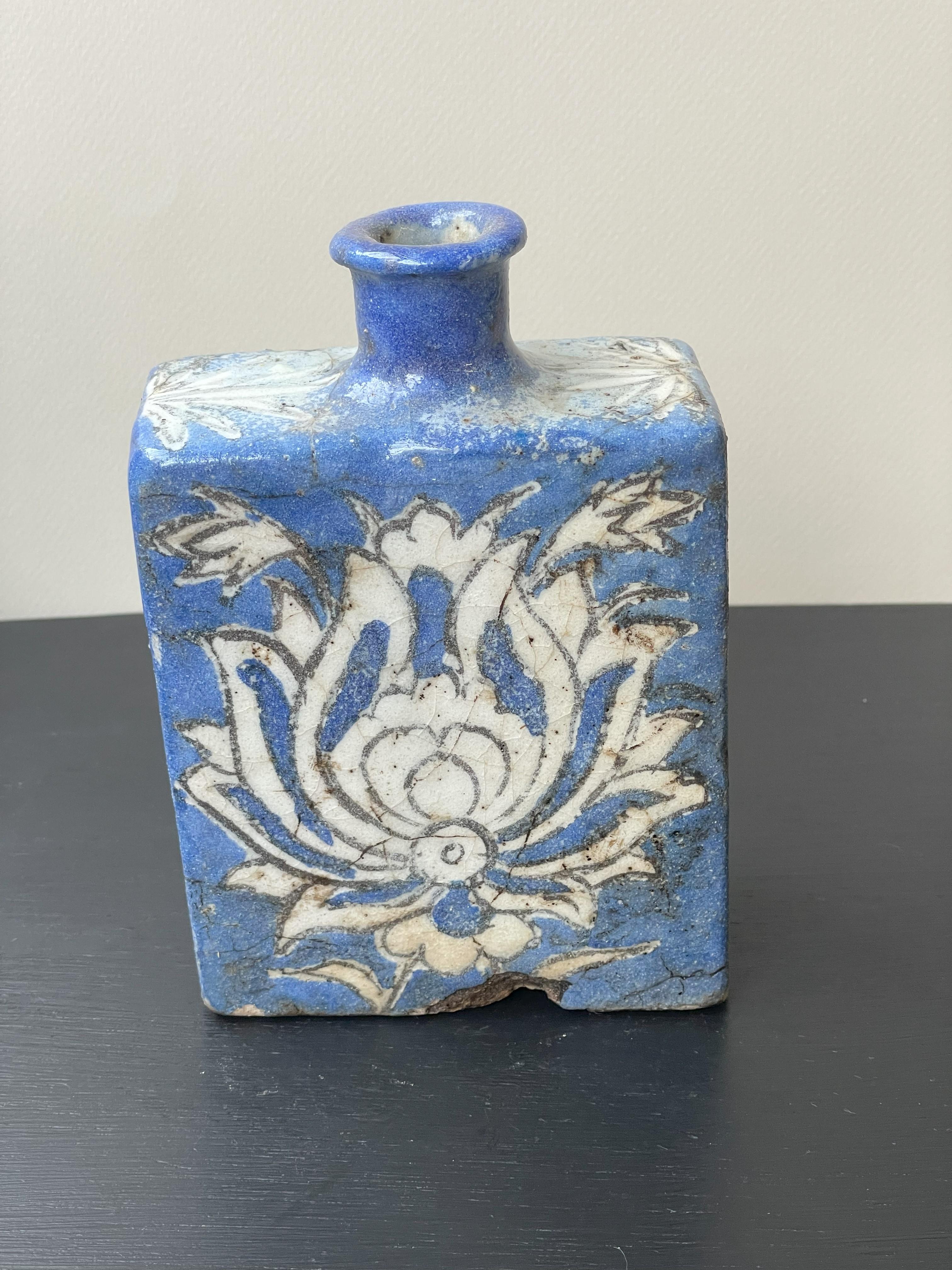 XX secolo Piccolo vaso Qajar blu in vendita