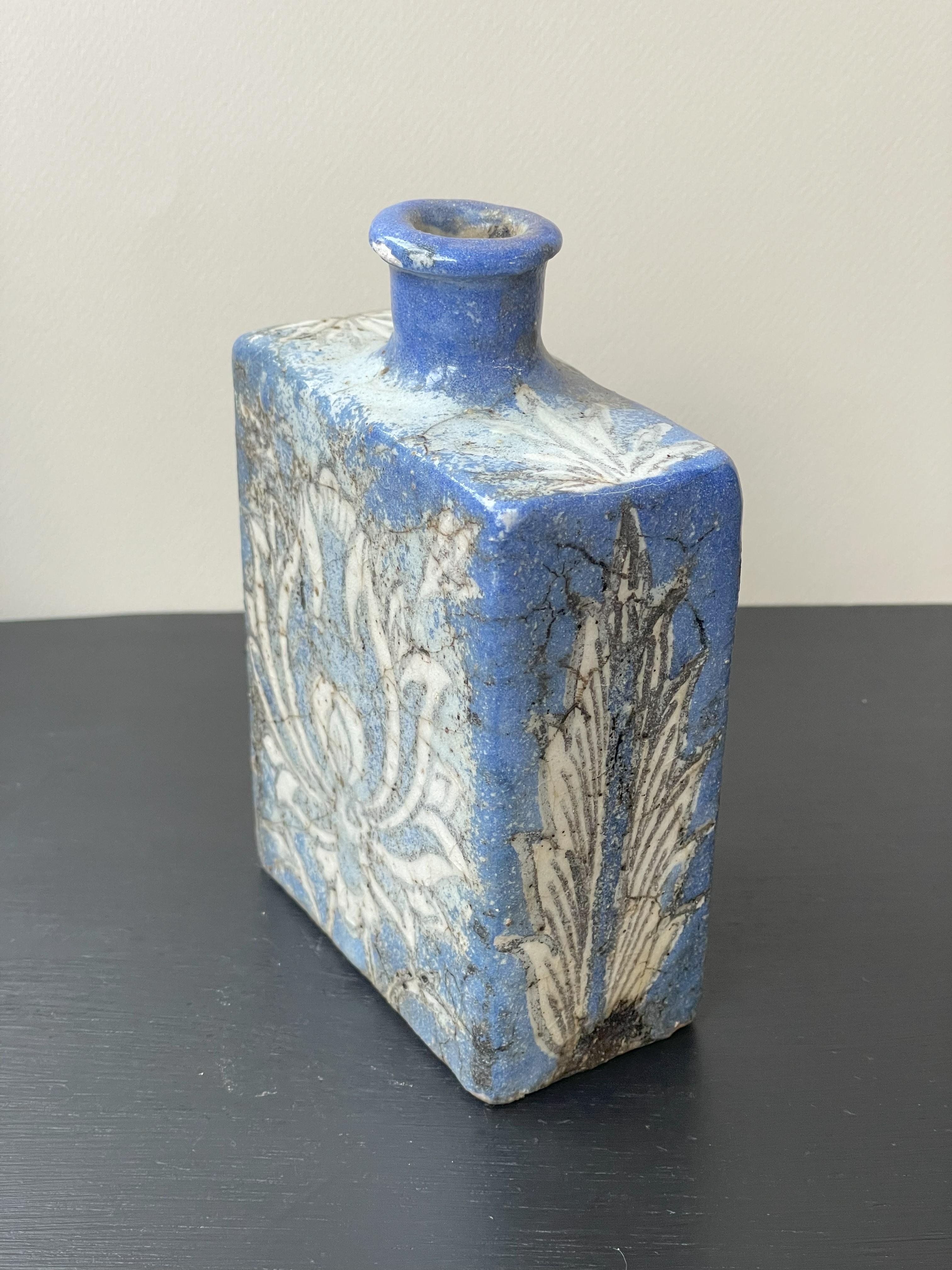 Ceramica Piccolo vaso Qajar blu in vendita