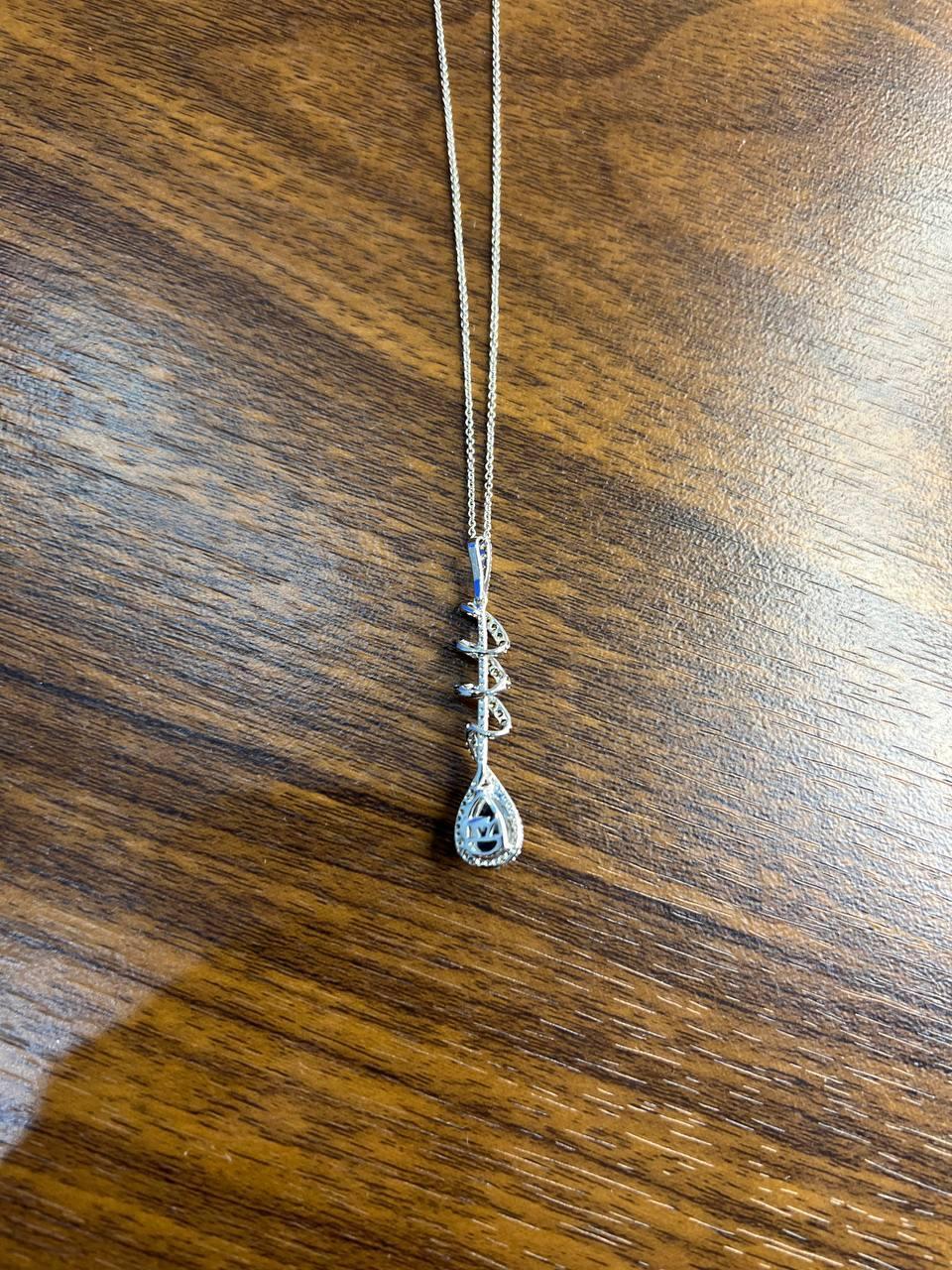 Collana con ciondolo a spirale in oro bianco con zaffiro blu, pera, diamante e aureola in vendita 5