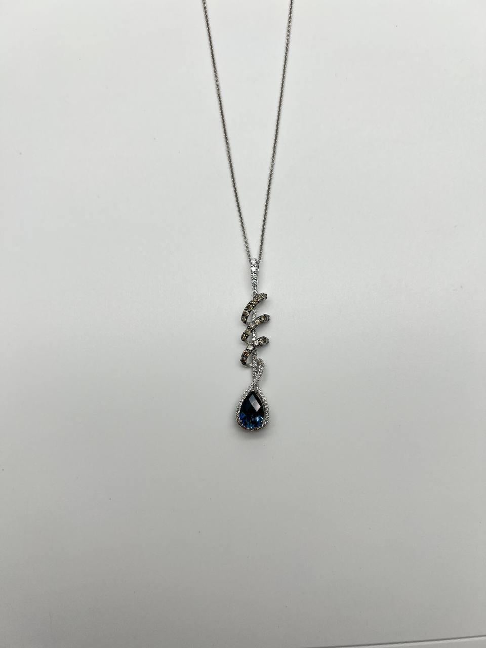 Questa elegante collana con ciondolo presenta un delicato design a goccia, con una serie di diamanti disposti a cascata. Il ciondolo culmina in uno zaffiro blu a goccia, racchiuso in una cornice scintillante, che aggiunge un tocco di raffinatezza.