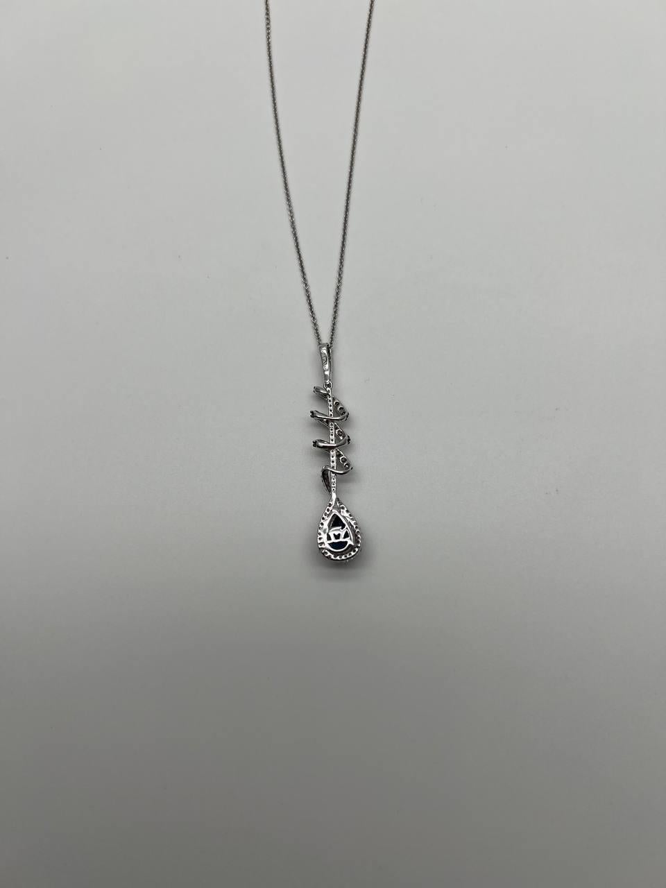 Taglio a goccia Collana con ciondolo a spirale in oro bianco con zaffiro blu, pera, diamante e aureola in vendita