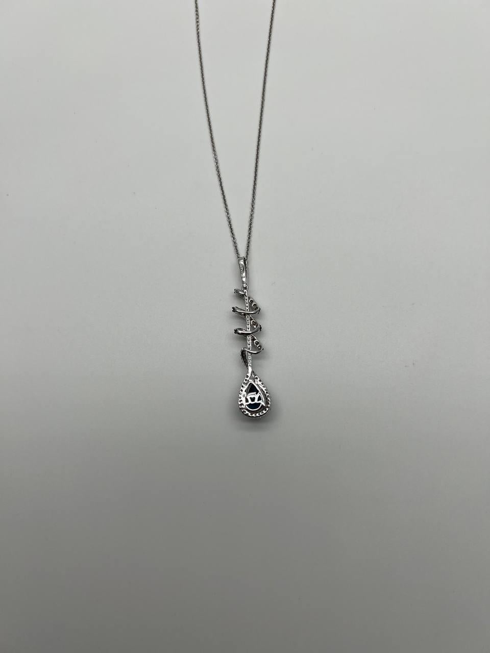 Collana con ciondolo a spirale in oro bianco con zaffiro blu, pera, diamante e aureola In condizioni Nuovo in vendita a Oakton, VA