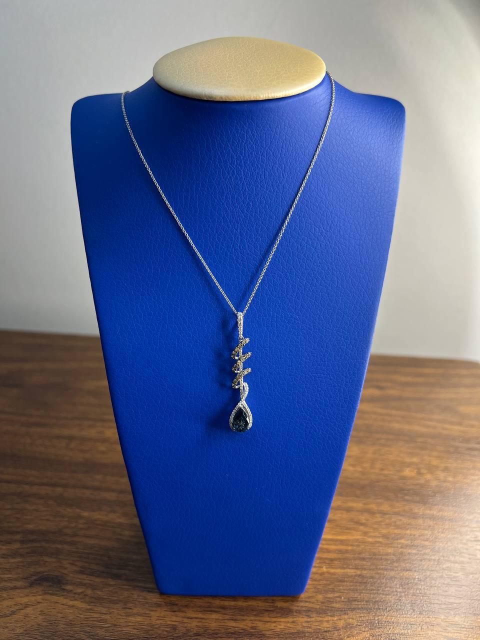 Donna Collana con ciondolo a spirale in oro bianco con zaffiro blu, pera, diamante e aureola in vendita