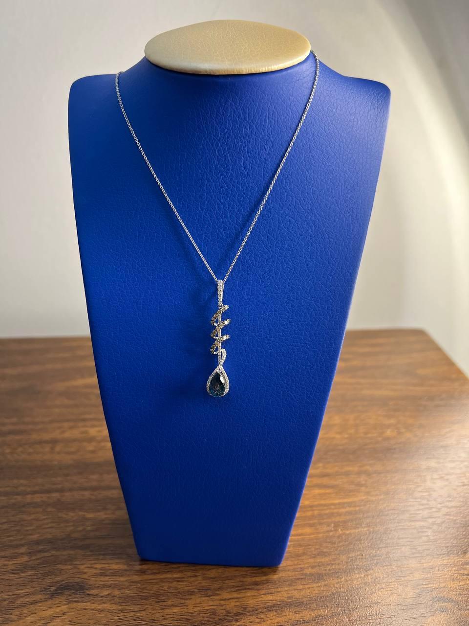 Collana con ciondolo a spirale in oro bianco con zaffiro blu, pera, diamante e aureola in vendita 1